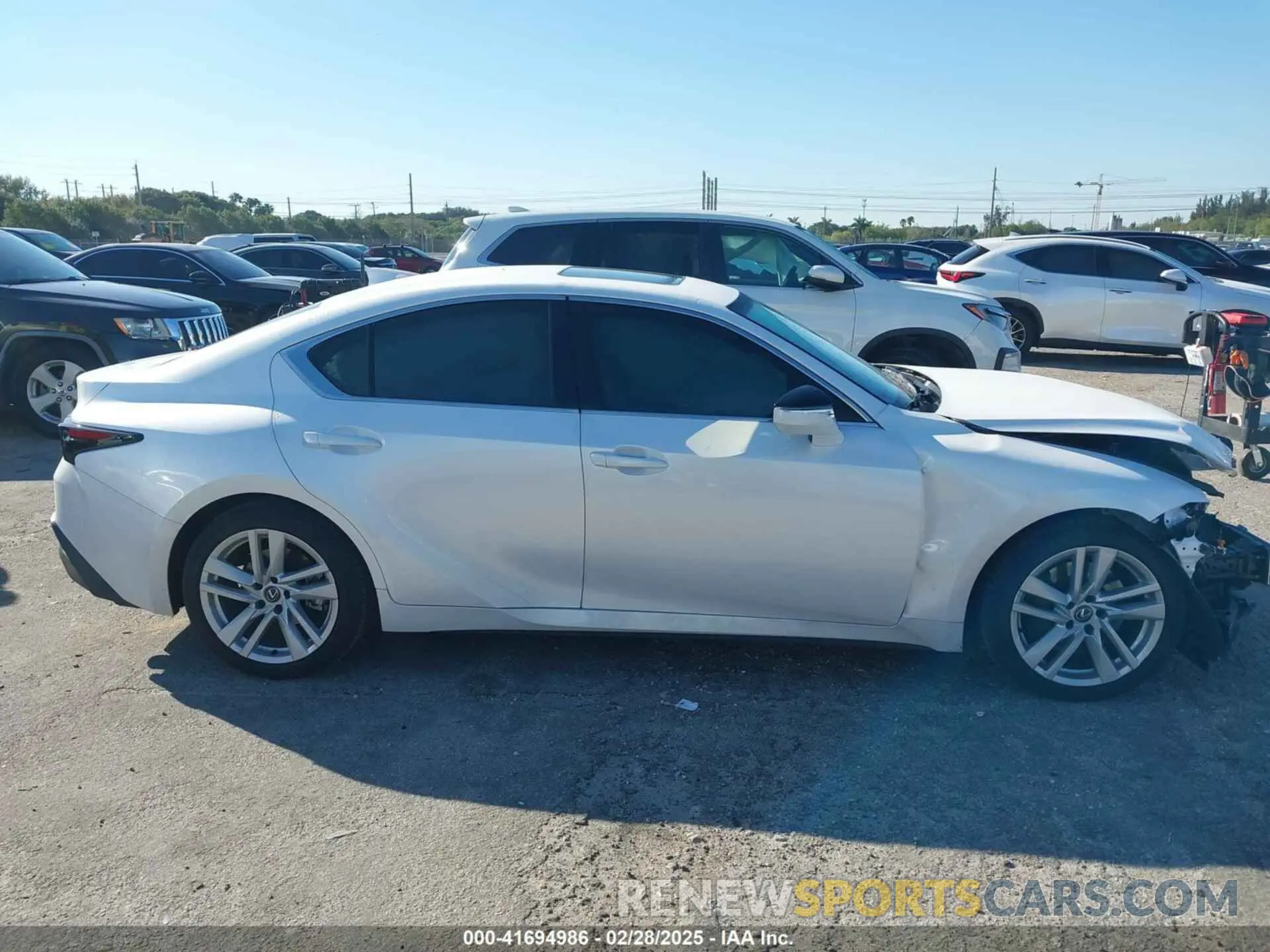 12 fotografías del automóvil dañado JTHCA1D23R5133037 LEXUS IS 300 2024