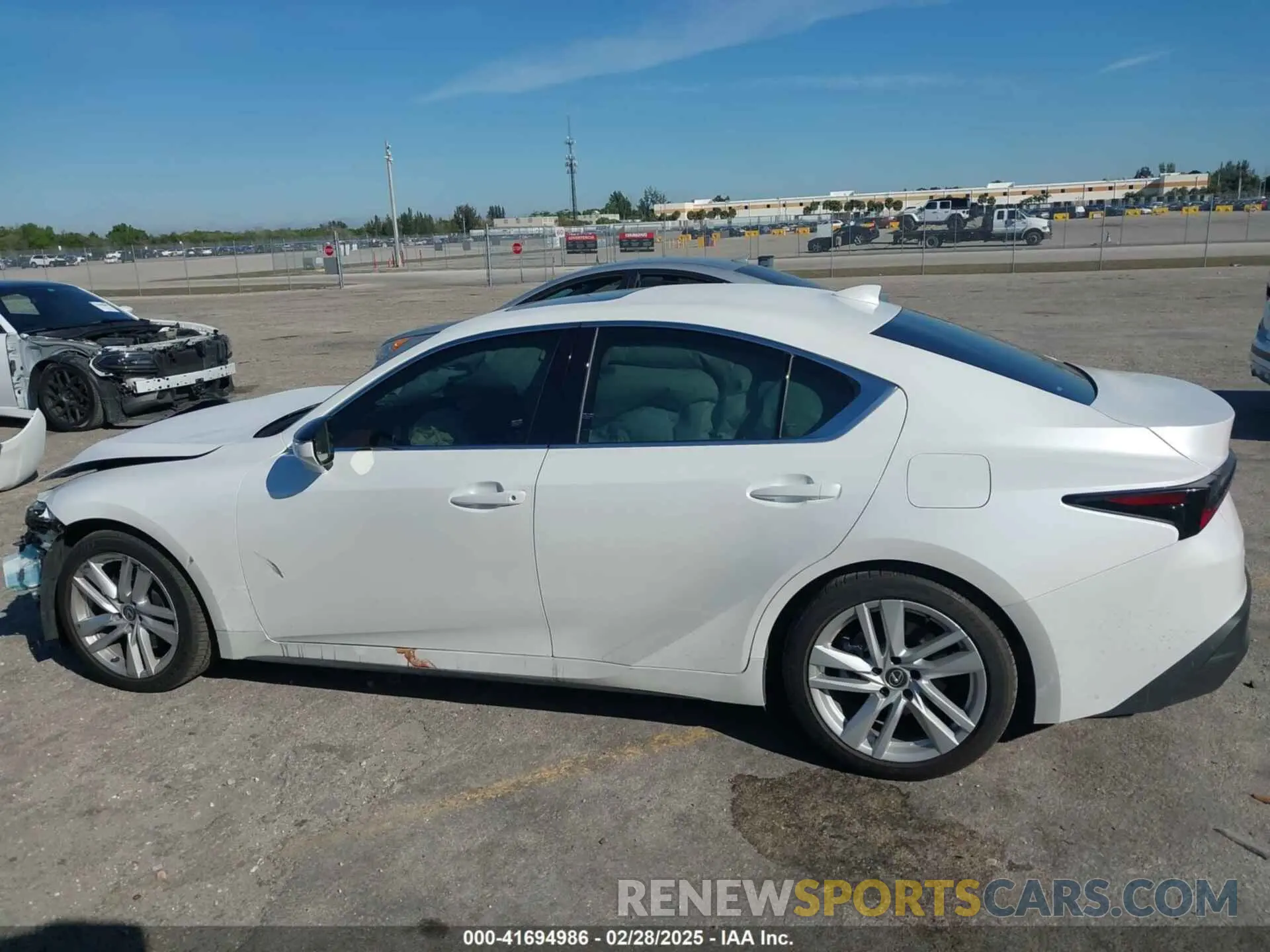 13 fotografías del automóvil dañado JTHCA1D23R5133037 LEXUS IS 300 2024