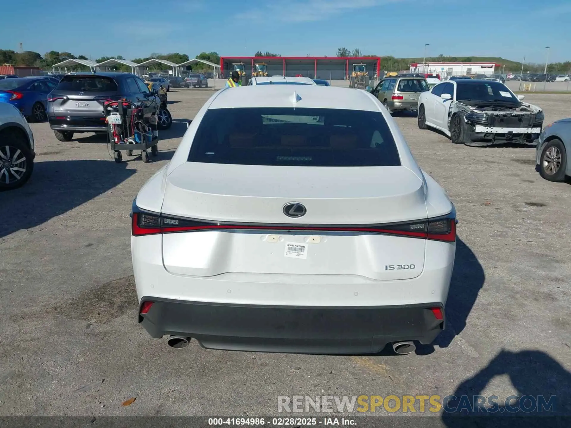 15 fotografías del automóvil dañado JTHCA1D23R5133037 LEXUS IS 300 2024