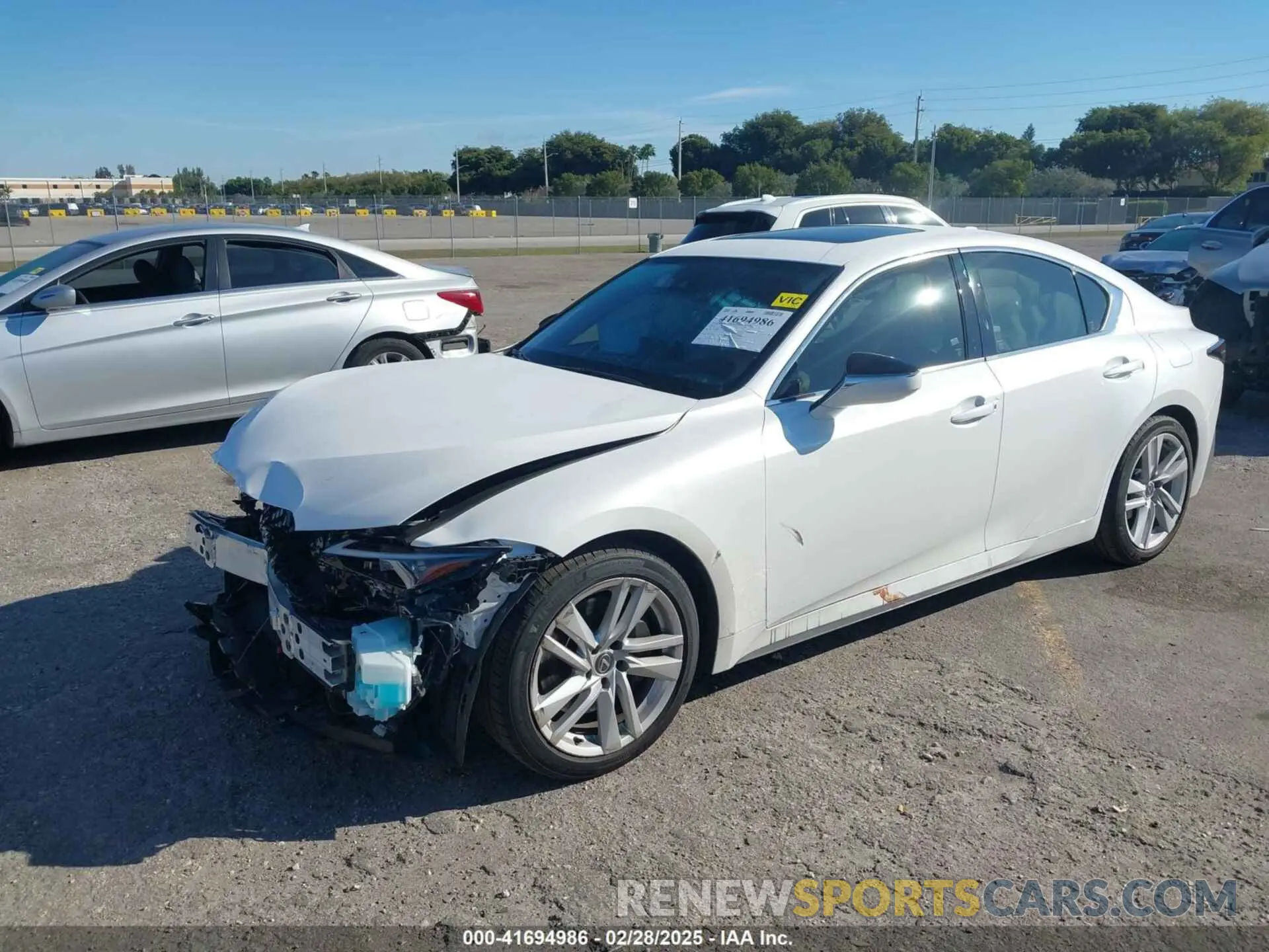 2 fotografías del automóvil dañado JTHCA1D23R5133037 LEXUS IS 300 2024