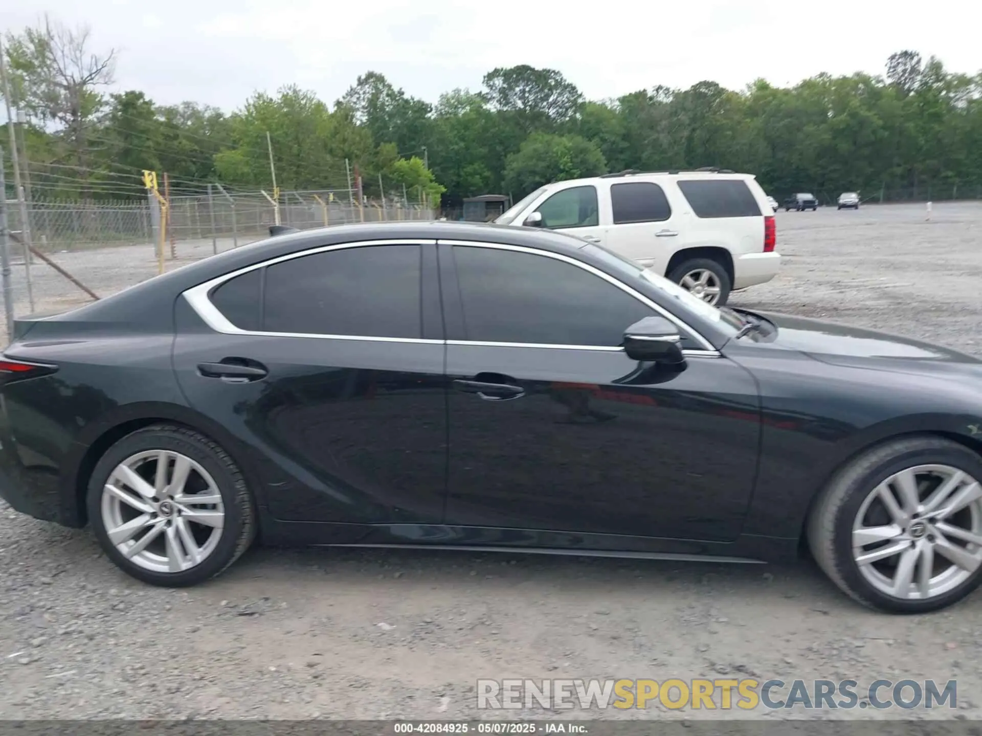 14 fotografías del automóvil dañado JTHCA1D29R5132121 LEXUS IS 300 2024