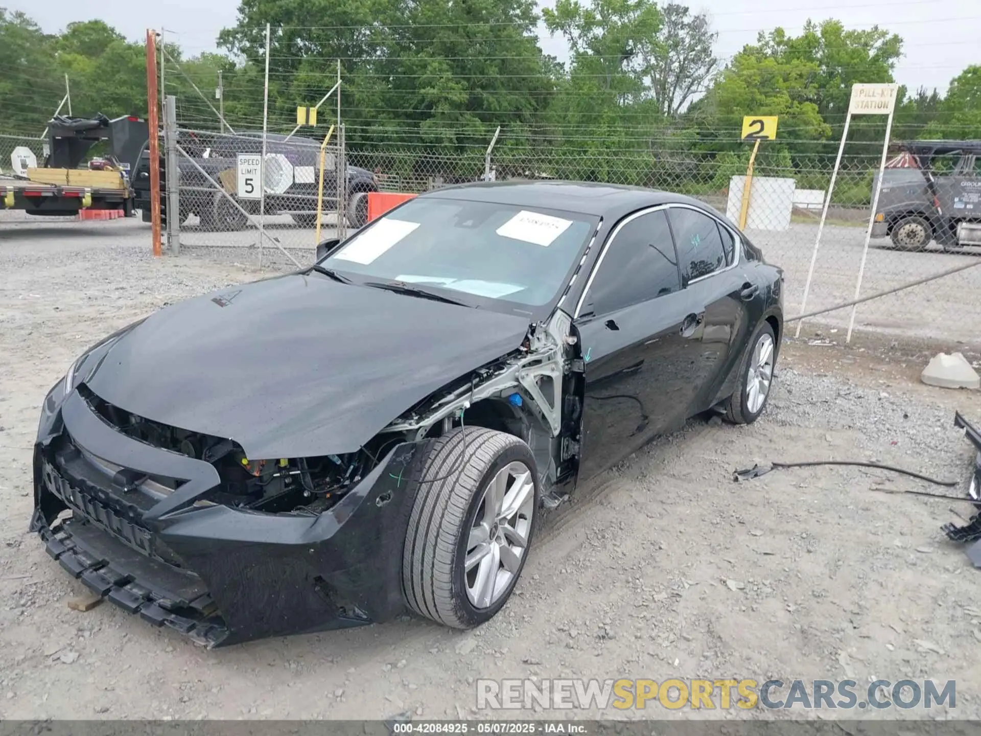 2 fotografías del automóvil dañado JTHCA1D29R5132121 LEXUS IS 300 2024