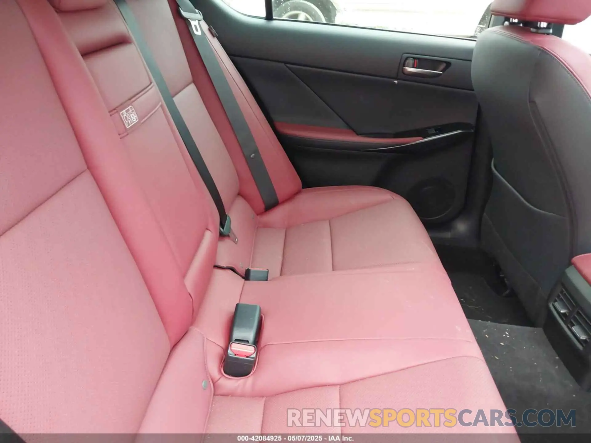 8 fotografías del automóvil dañado JTHCA1D29R5132121 LEXUS IS 300 2024