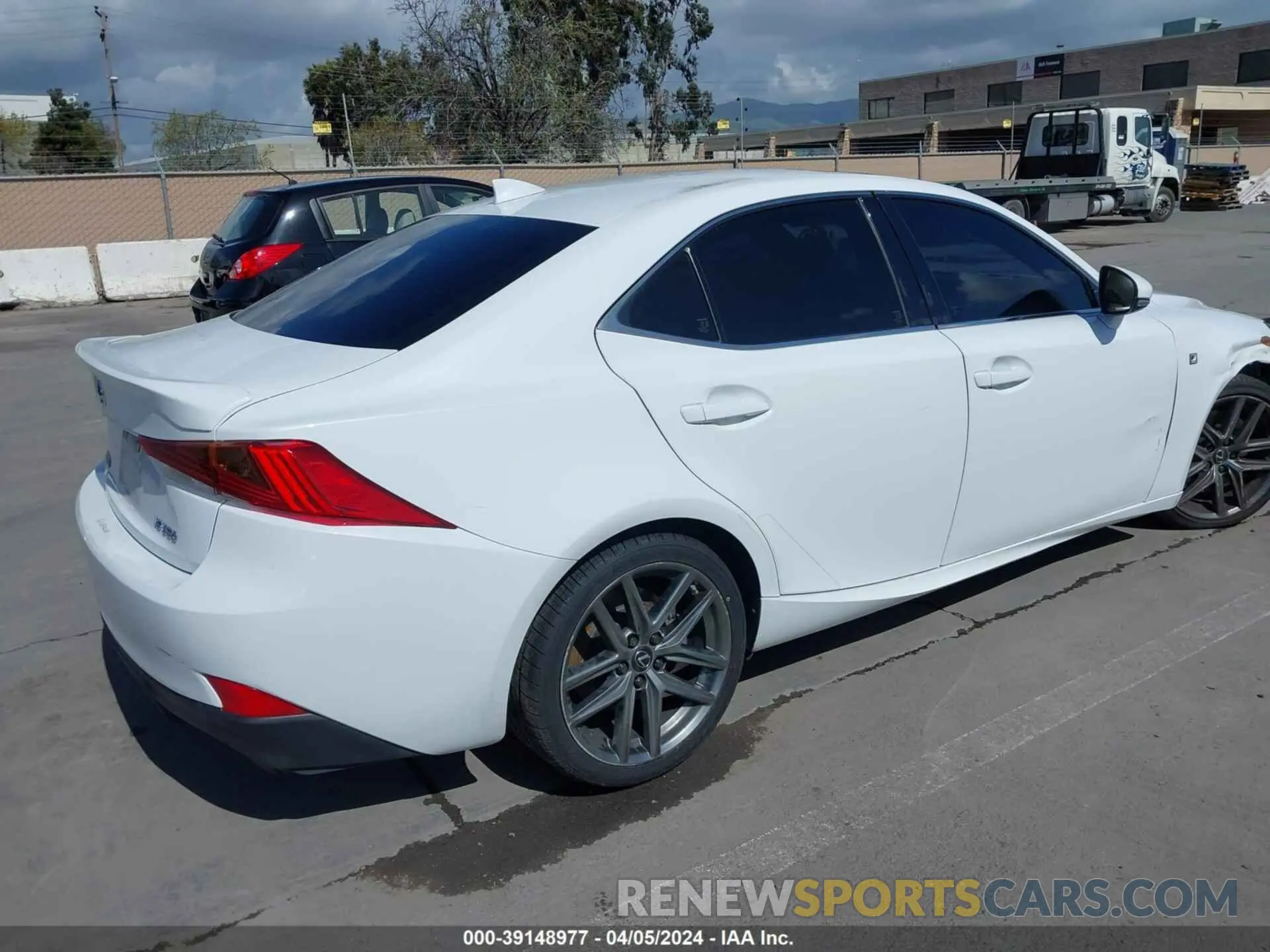 4 fotografías del automóvil dañado JTHGZ1B22L5036920 LEXUS IS 350 2020