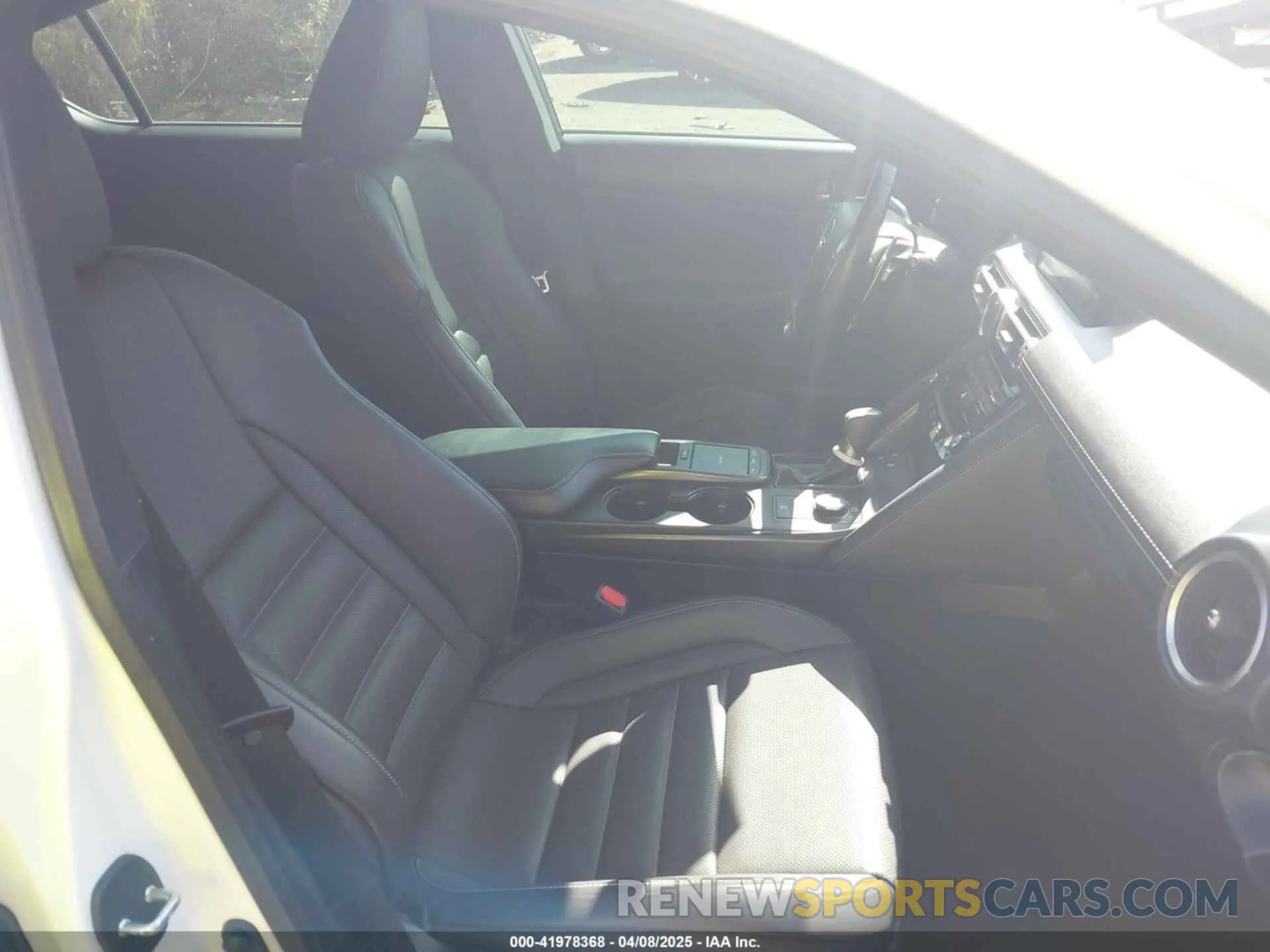 5 fotografías del automóvil dañado JTHGZ1B20M5039154 LEXUS IS 350 2021