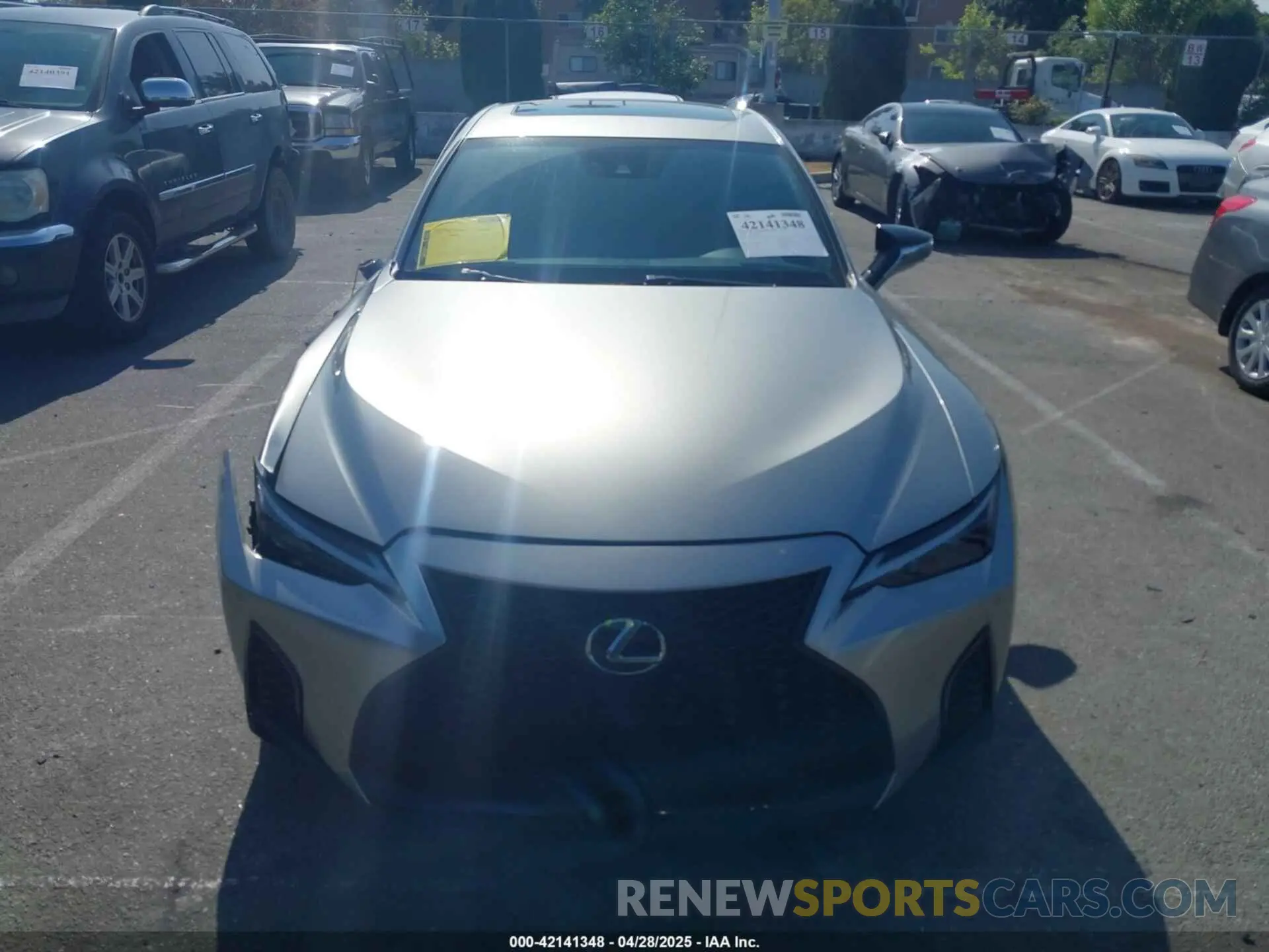 12 fotografías del automóvil dañado JTHGZ1B21M5044458 LEXUS IS 350 2021