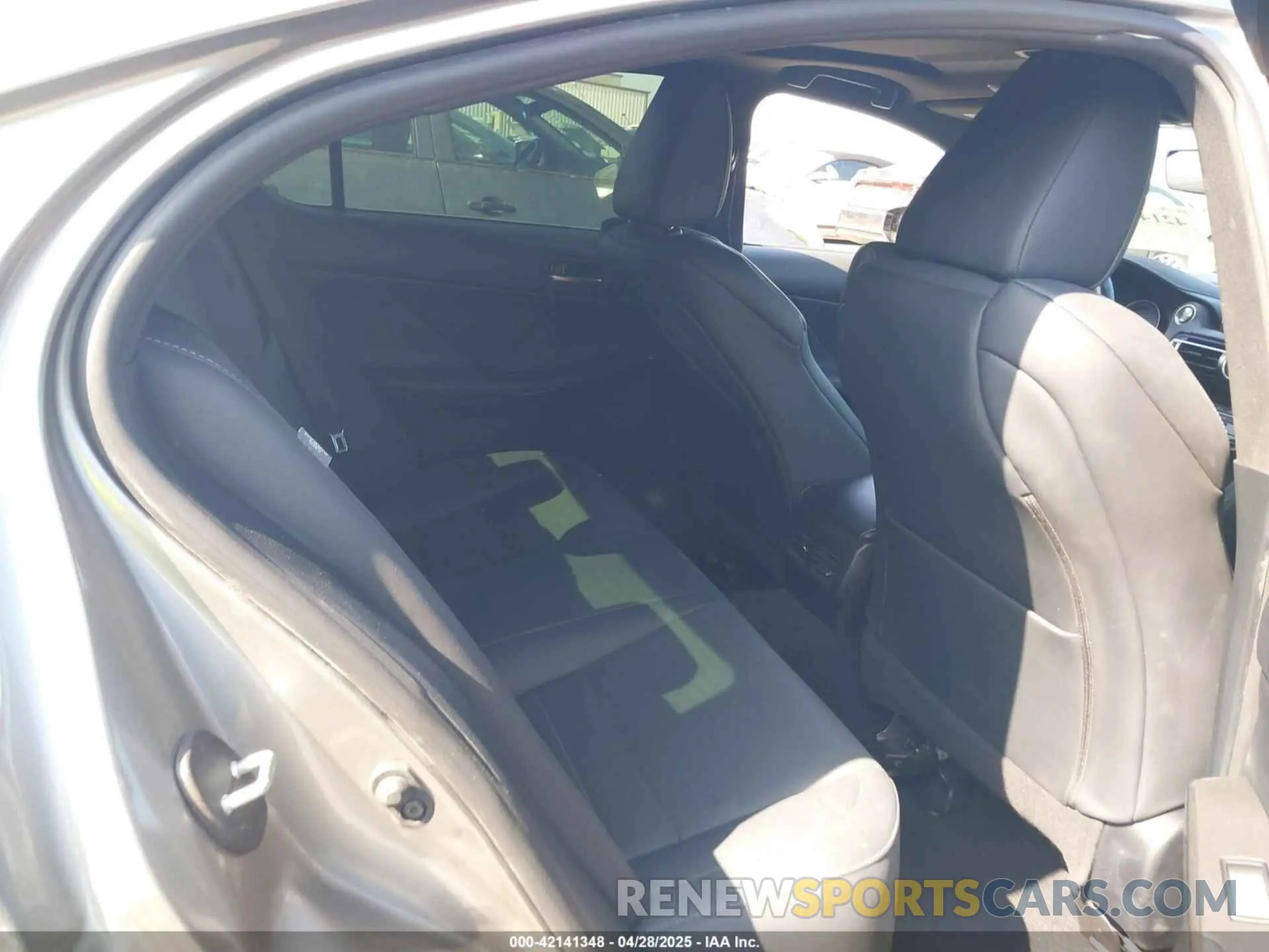 8 fotografías del automóvil dañado JTHGZ1B21M5044458 LEXUS IS 350 2021