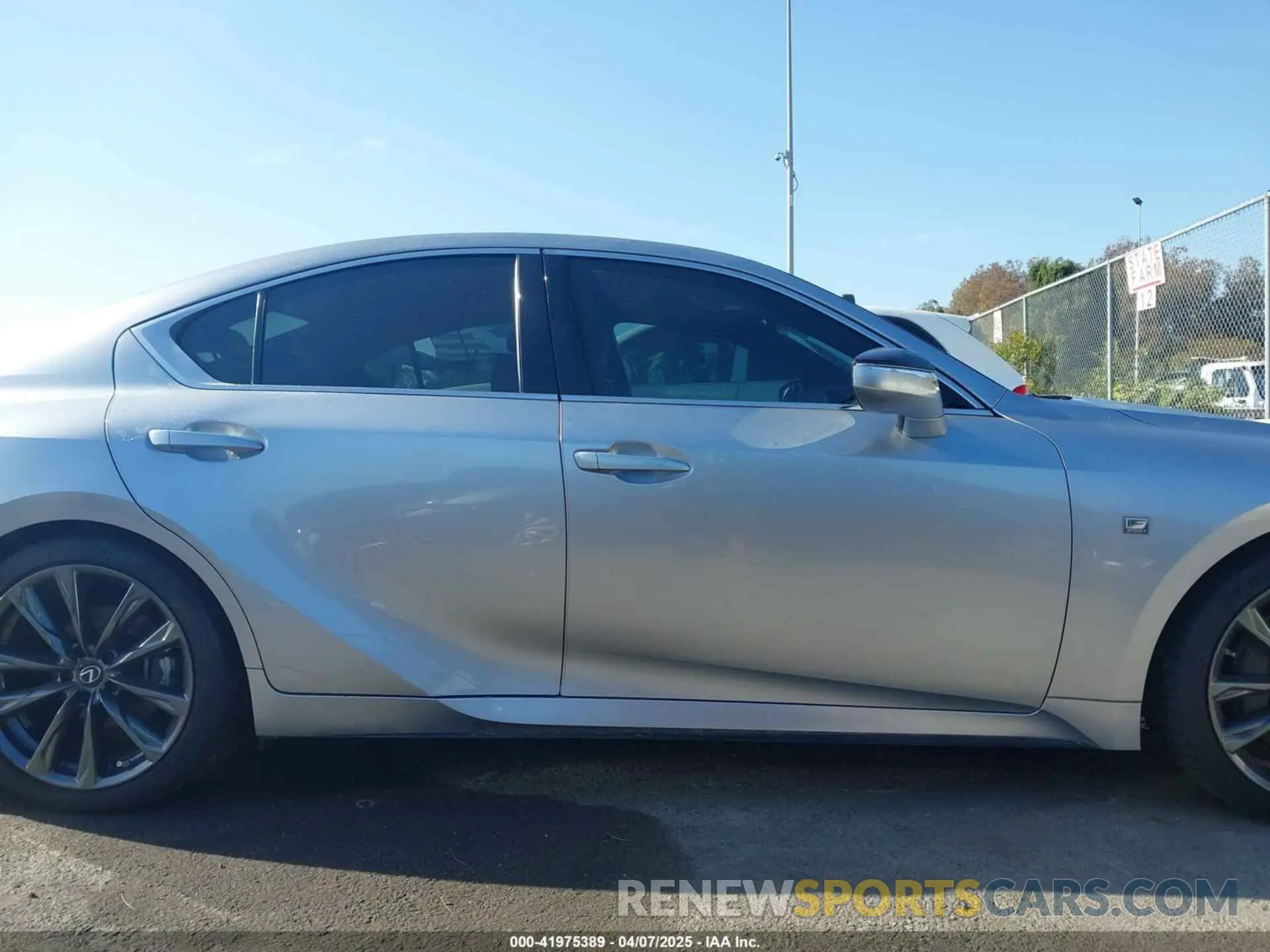 13 fotografías del automóvil dañado JTHGZ1B23M5042498 LEXUS IS 350 2021