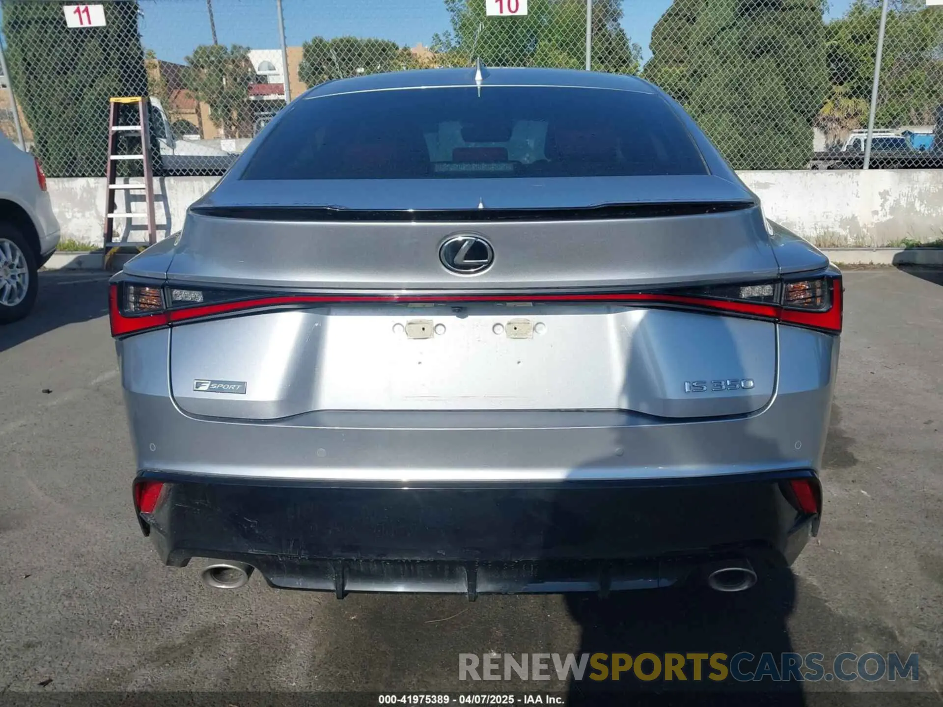 16 fotografías del automóvil dañado JTHGZ1B23M5042498 LEXUS IS 350 2021