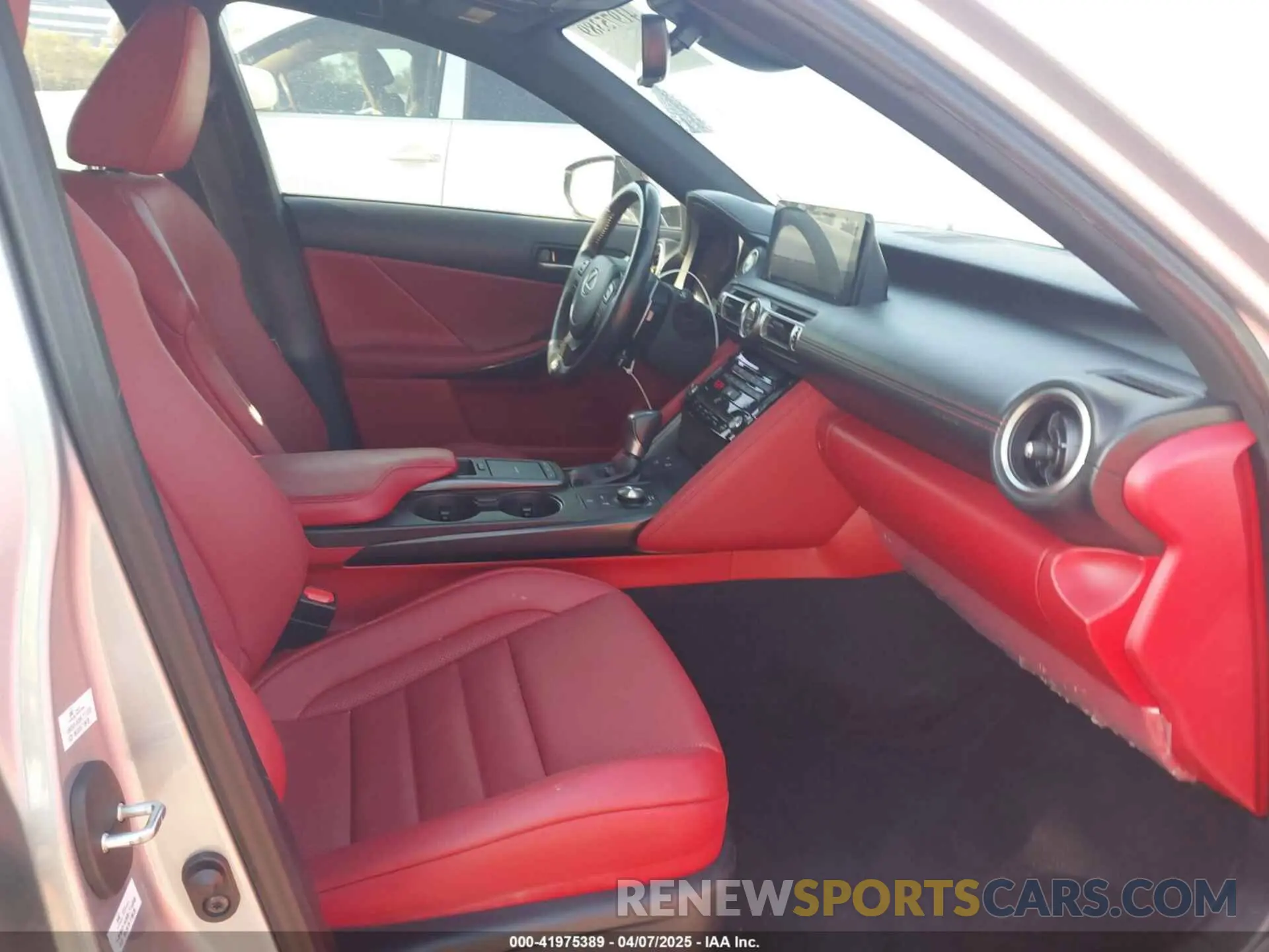 5 fotografías del automóvil dañado JTHGZ1B23M5042498 LEXUS IS 350 2021