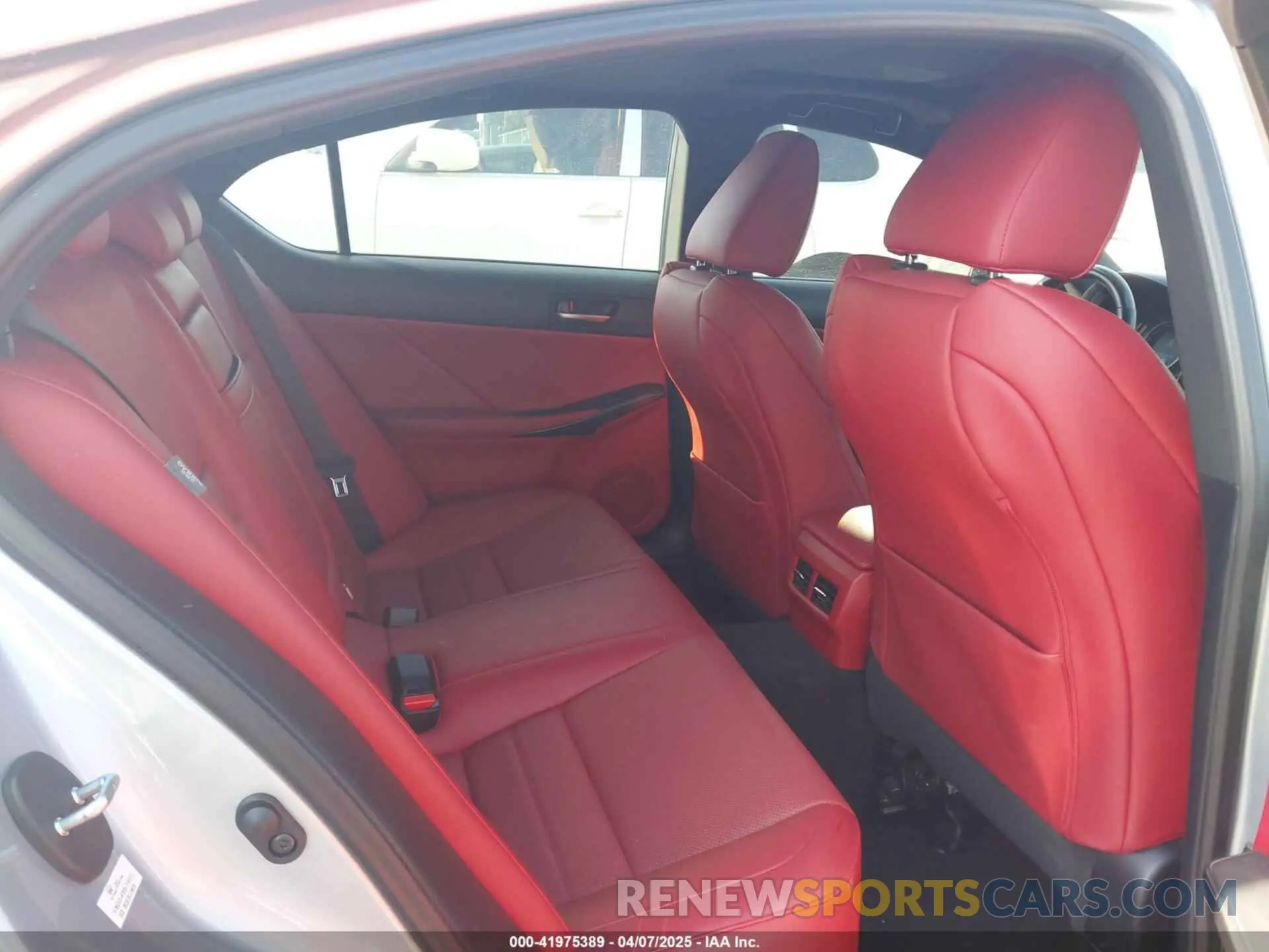 8 fotografías del automóvil dañado JTHGZ1B23M5042498 LEXUS IS 350 2021