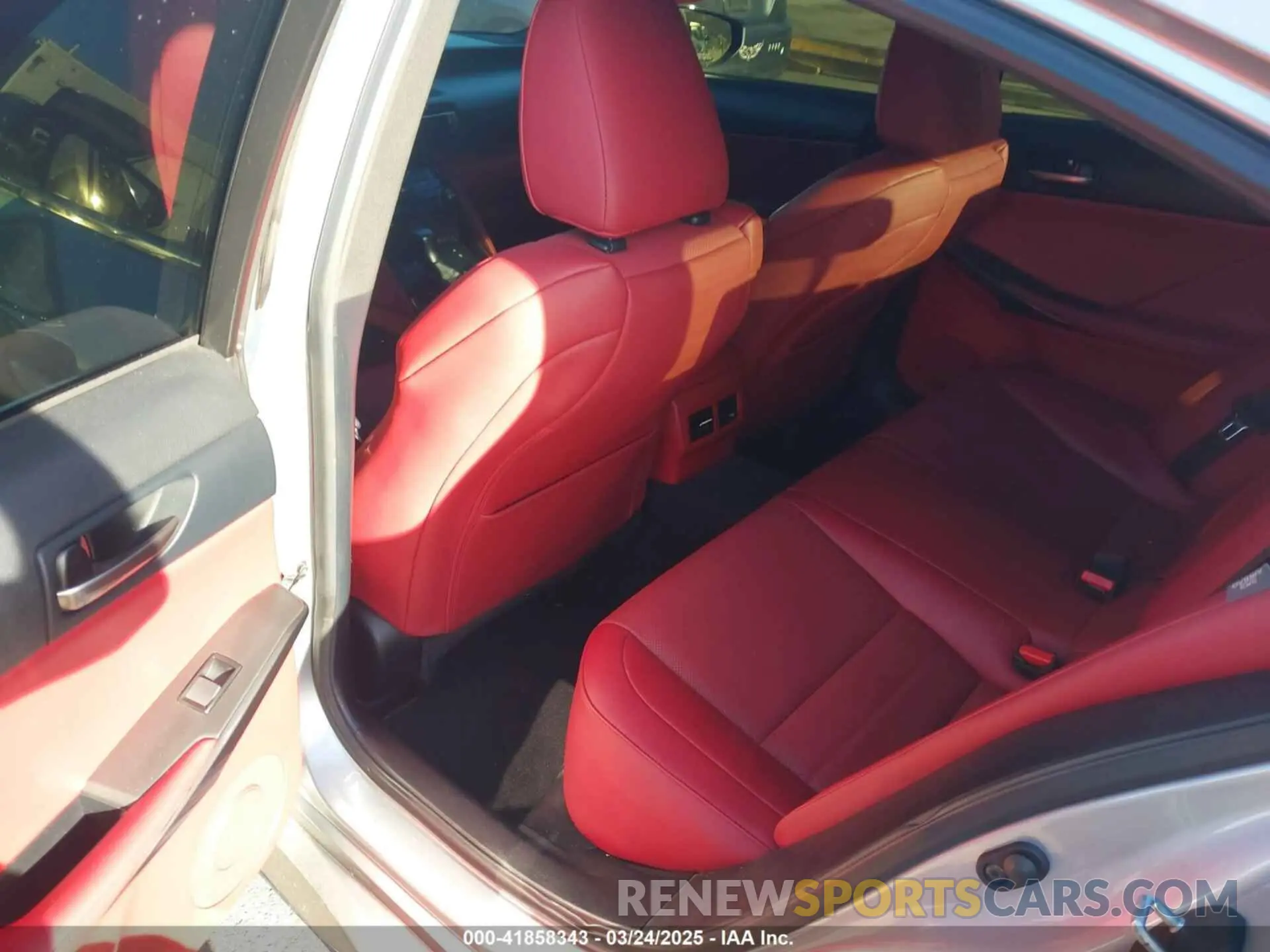 8 fotografías del automóvil dañado JTHGZ1B23M5042856 LEXUS IS 350 2021