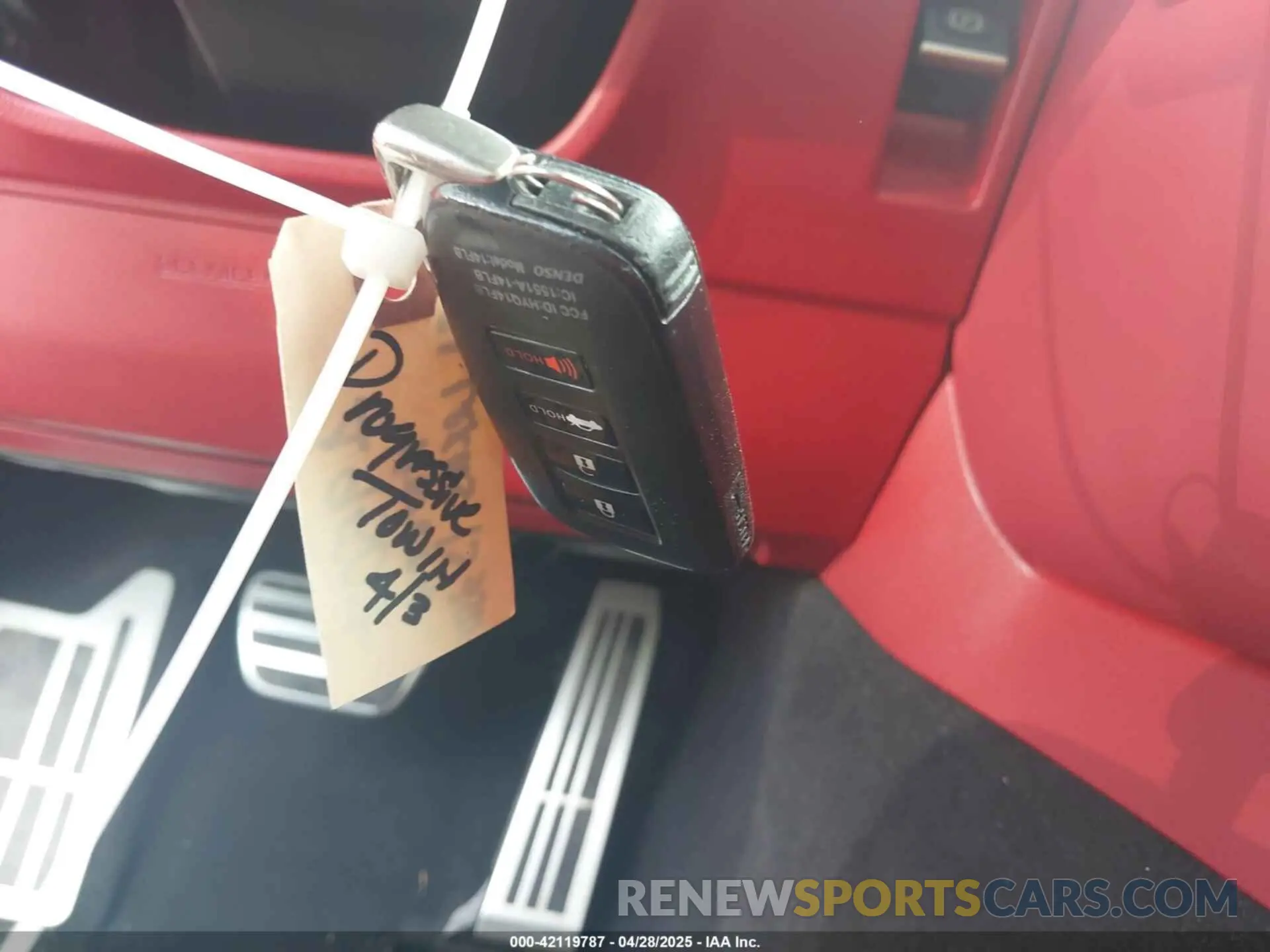 11 fotografías del automóvil dañado JTHGZ1B24M5044762 LEXUS IS 350 2021