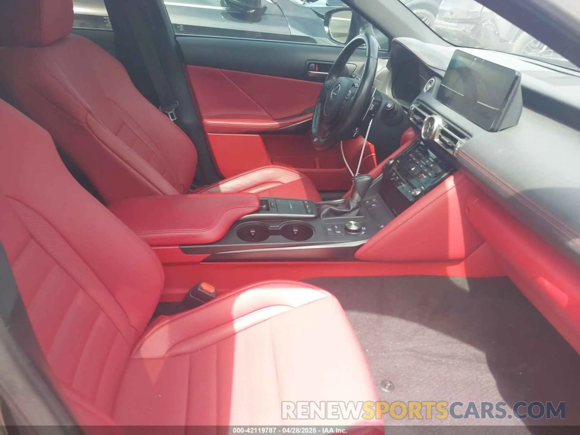 5 fotografías del automóvil dañado JTHGZ1B24M5044762 LEXUS IS 350 2021