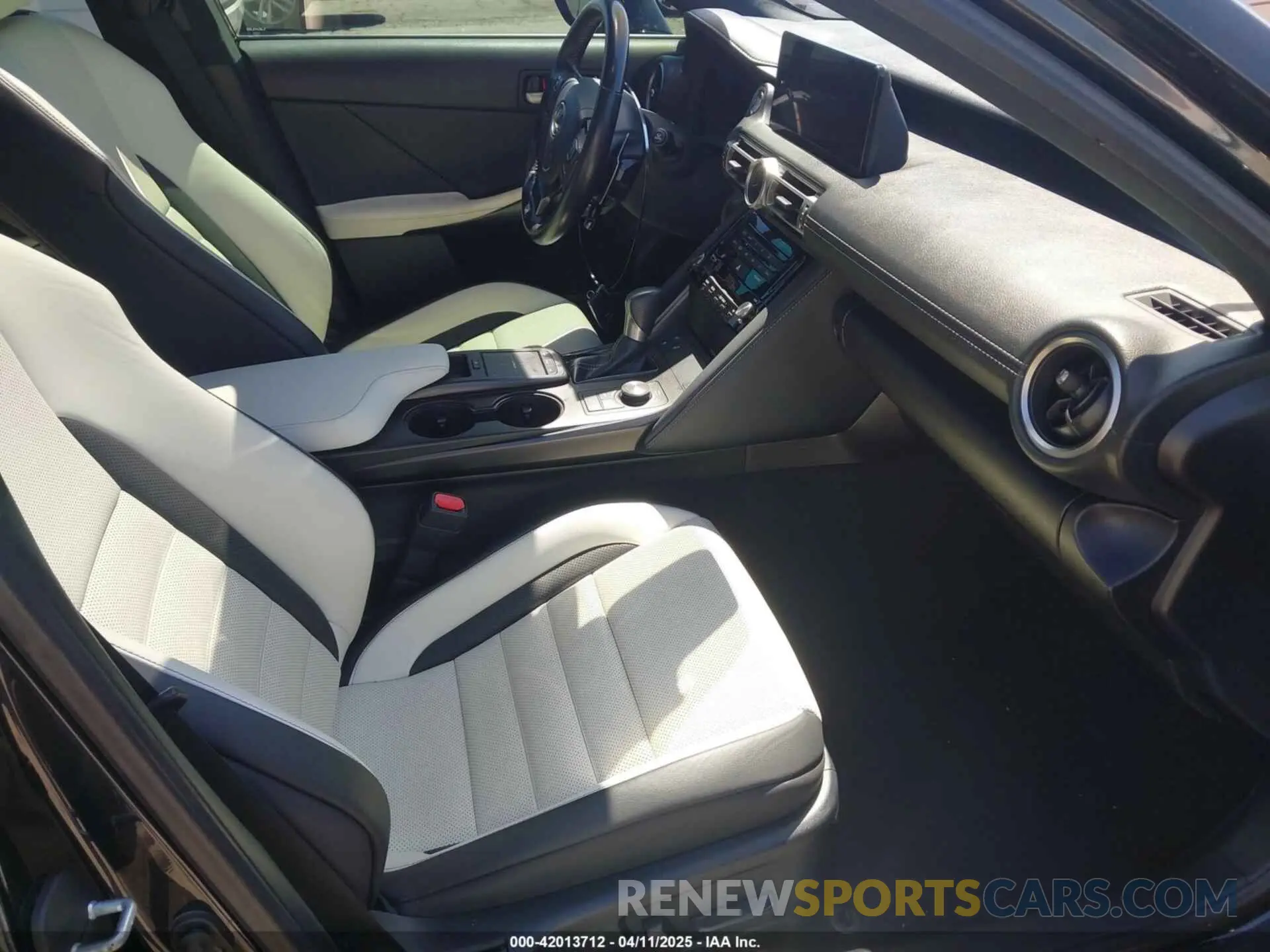 5 fotografías del automóvil dañado JTHGZ1B25M5039957 LEXUS IS 350 2021