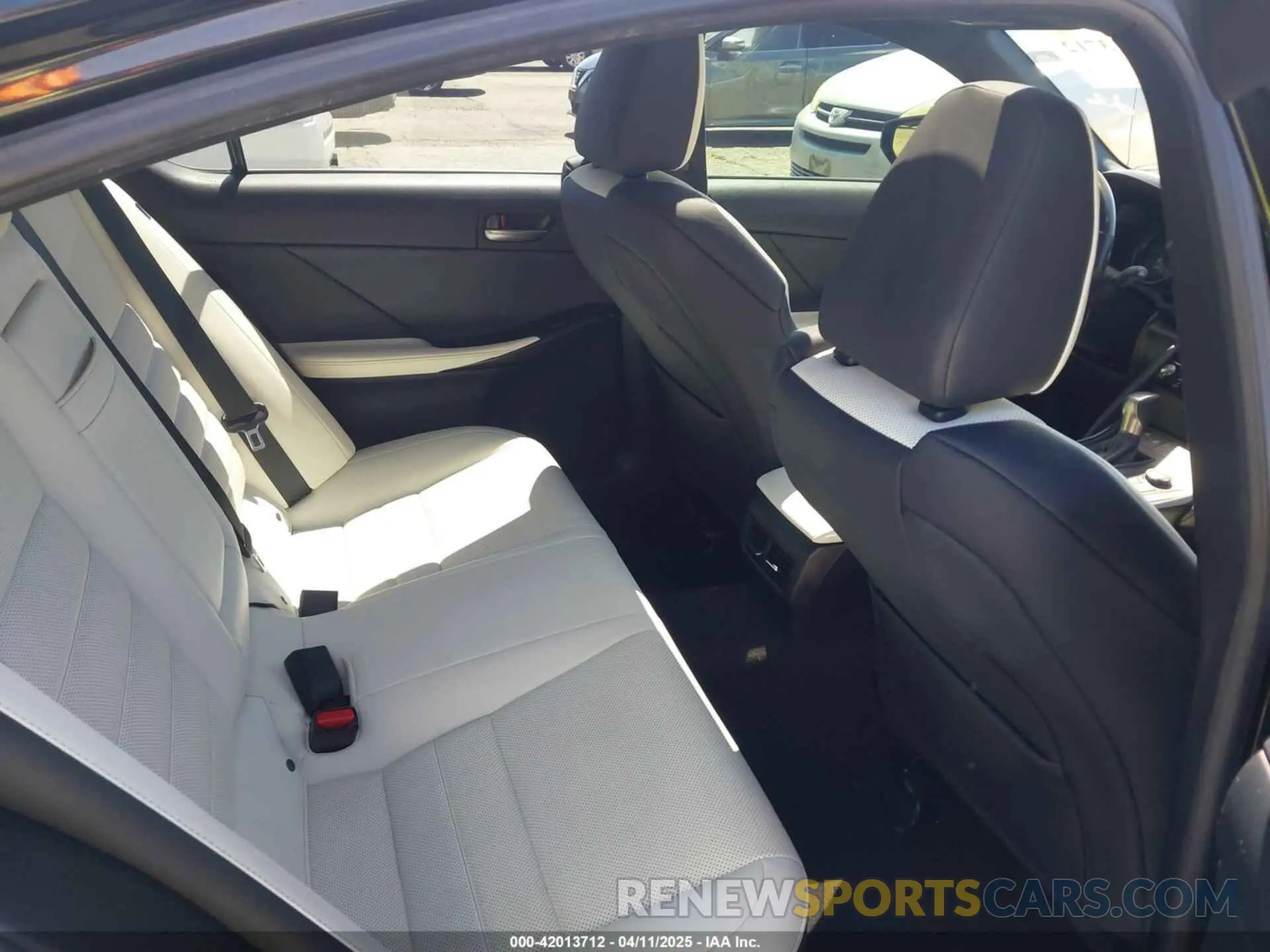 8 fotografías del automóvil dañado JTHGZ1B25M5039957 LEXUS IS 350 2021