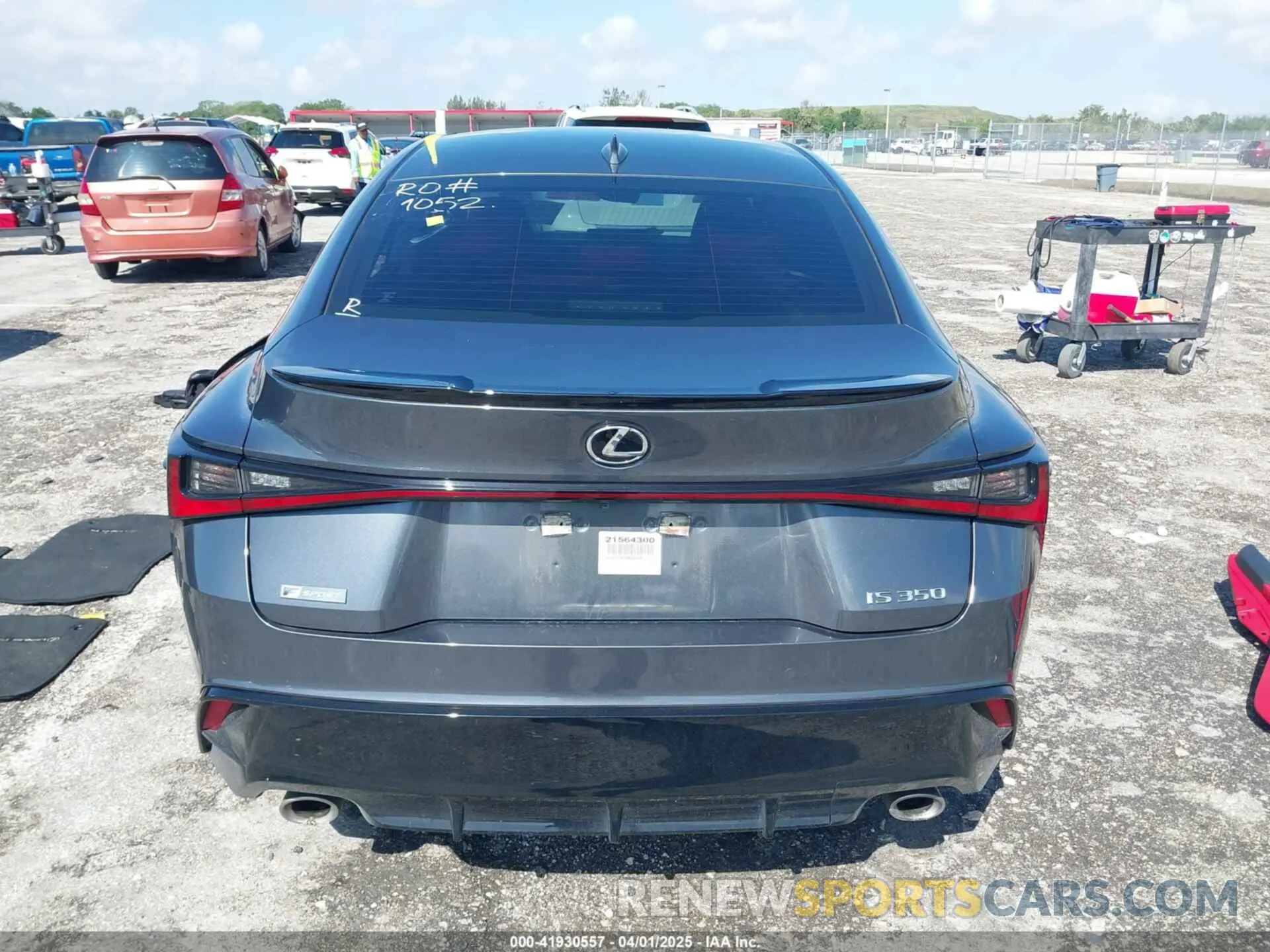 16 fotografías del automóvil dañado JTHGZ1B27M5045601 LEXUS IS 350 2021