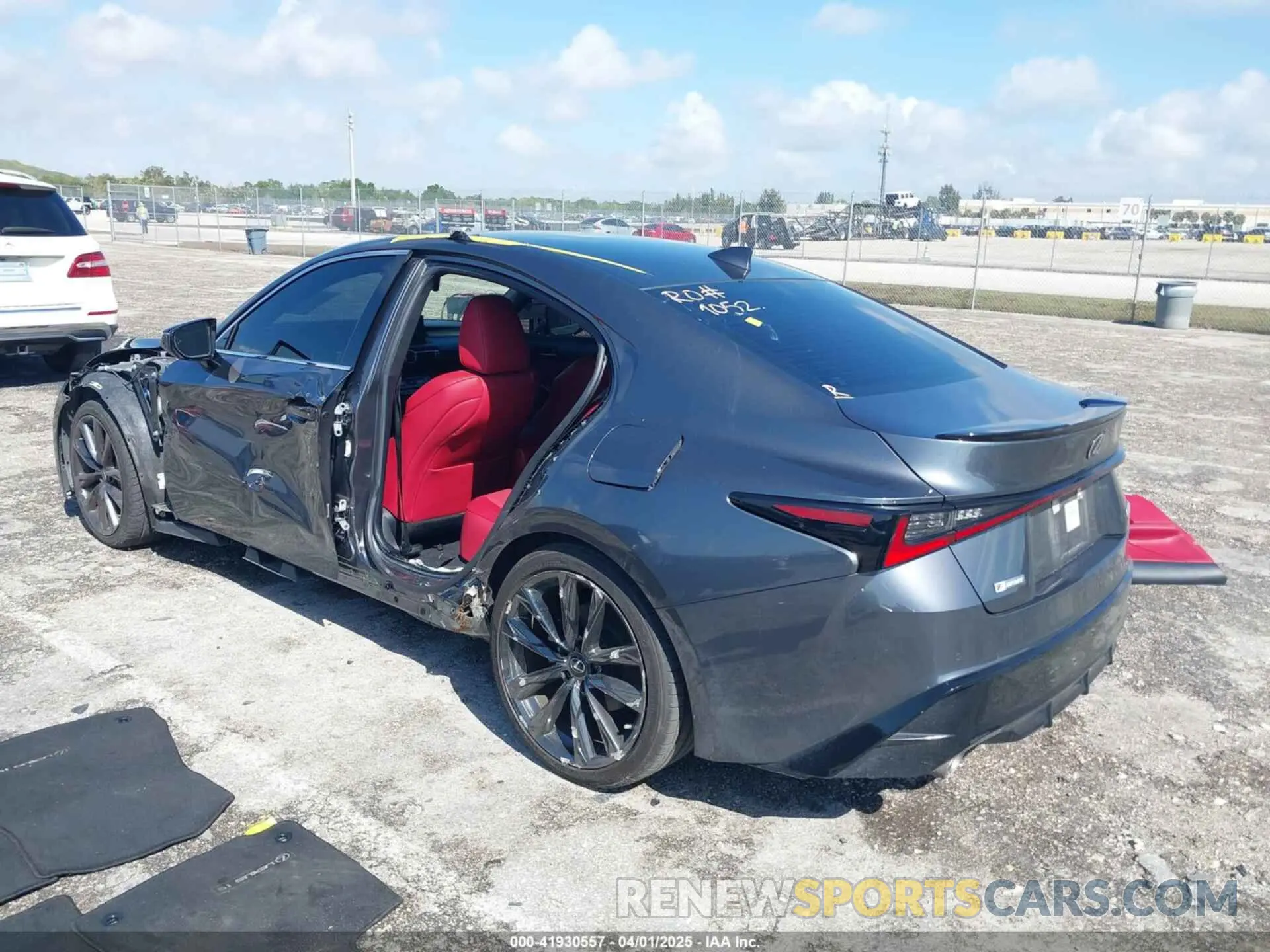 3 fotografías del automóvil dañado JTHGZ1B27M5045601 LEXUS IS 350 2021
