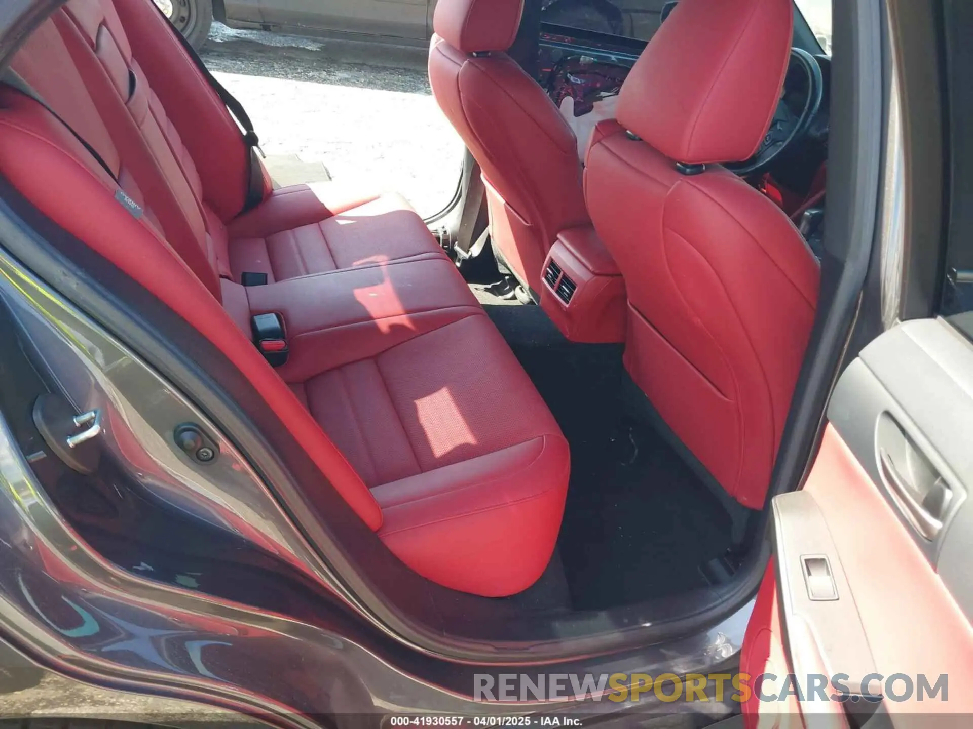 8 fotografías del automóvil dañado JTHGZ1B27M5045601 LEXUS IS 350 2021