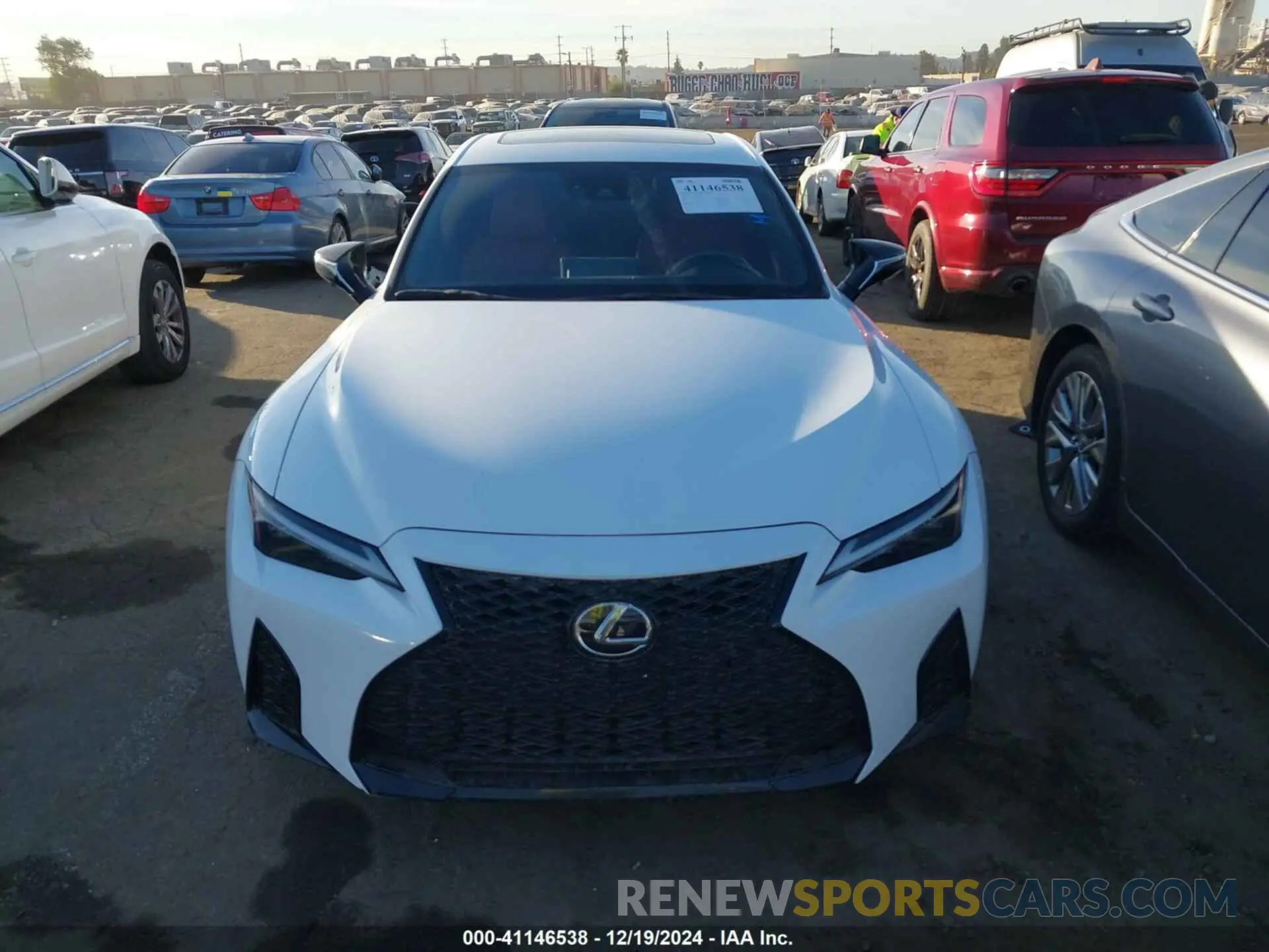 13 fotografías del automóvil dañado JTHGZ1B28M5038611 LEXUS IS 350 2021