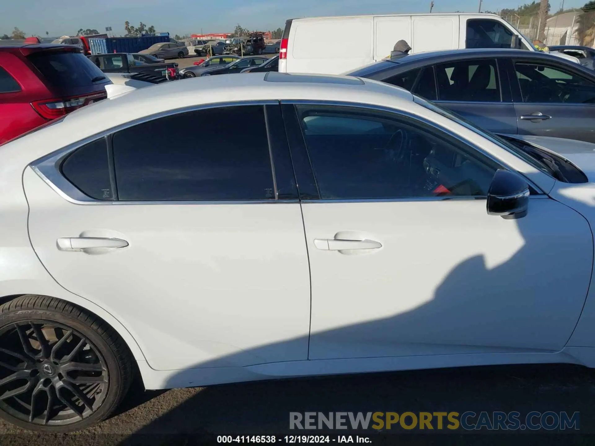 14 fotografías del automóvil dañado JTHGZ1B28M5038611 LEXUS IS 350 2021
