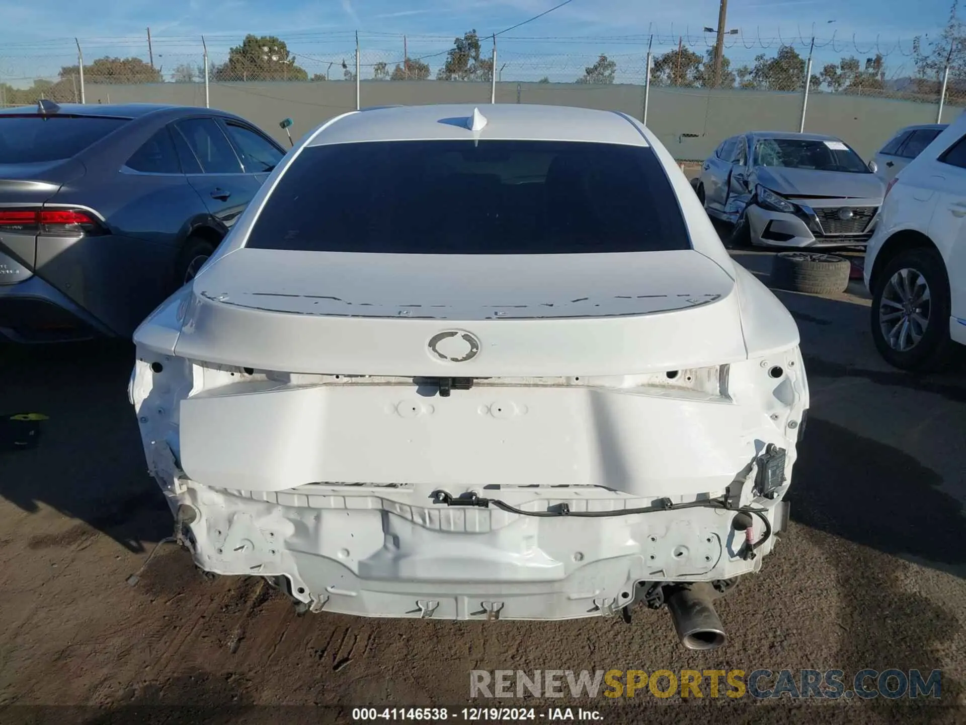 17 fotografías del automóvil dañado JTHGZ1B28M5038611 LEXUS IS 350 2021