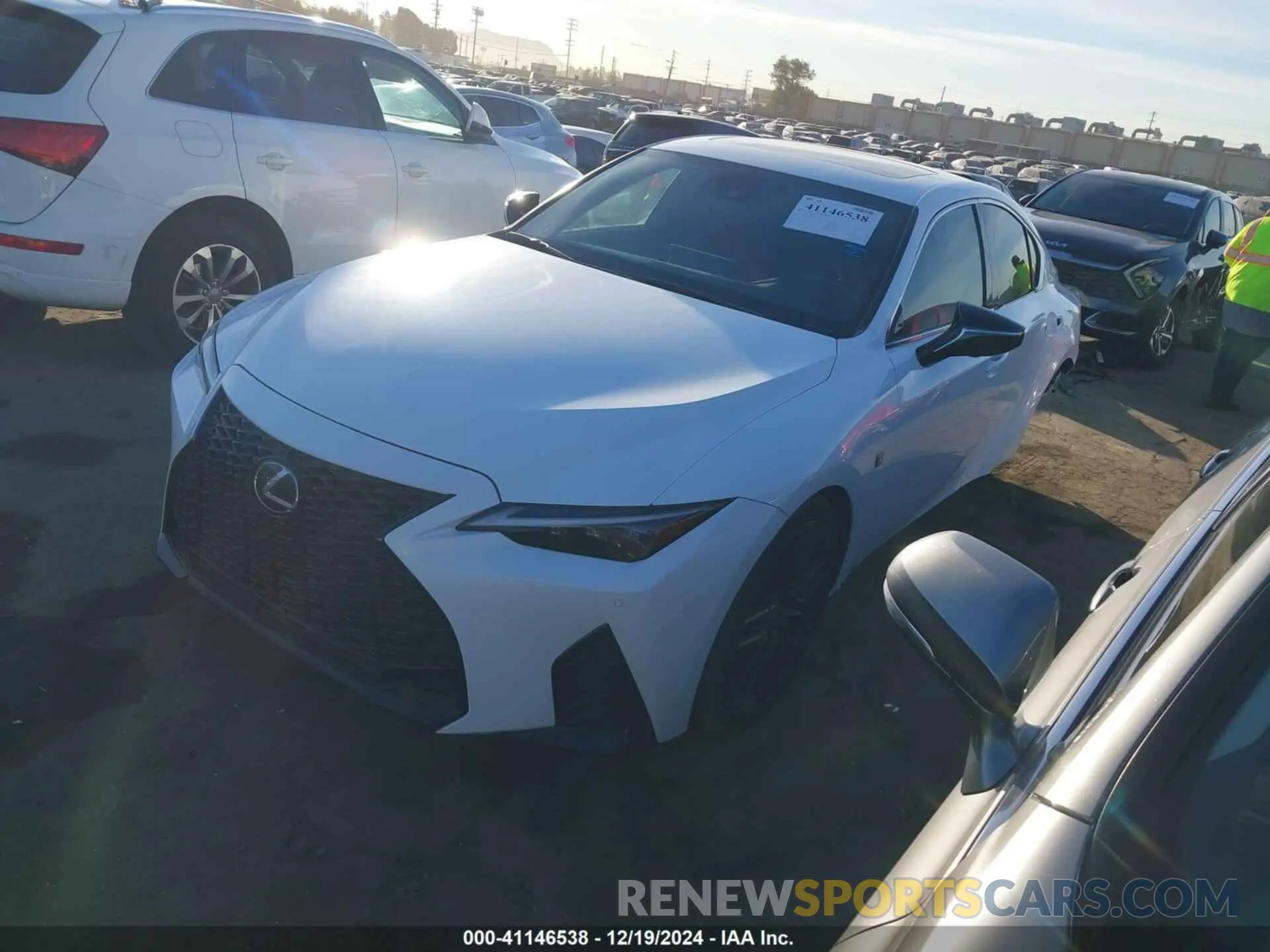 2 fotografías del automóvil dañado JTHGZ1B28M5038611 LEXUS IS 350 2021