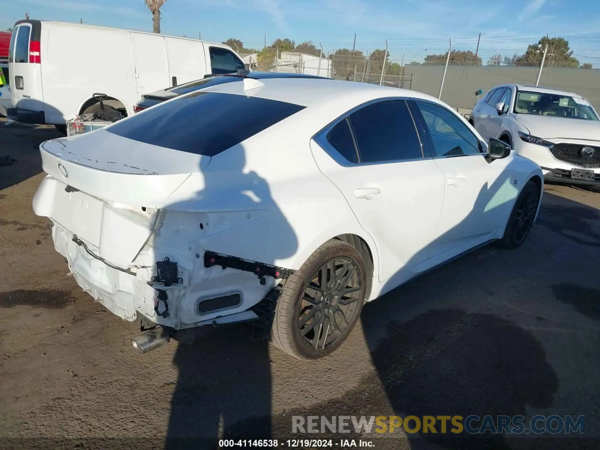 4 fotografías del automóvil dañado JTHGZ1B28M5038611 LEXUS IS 350 2021