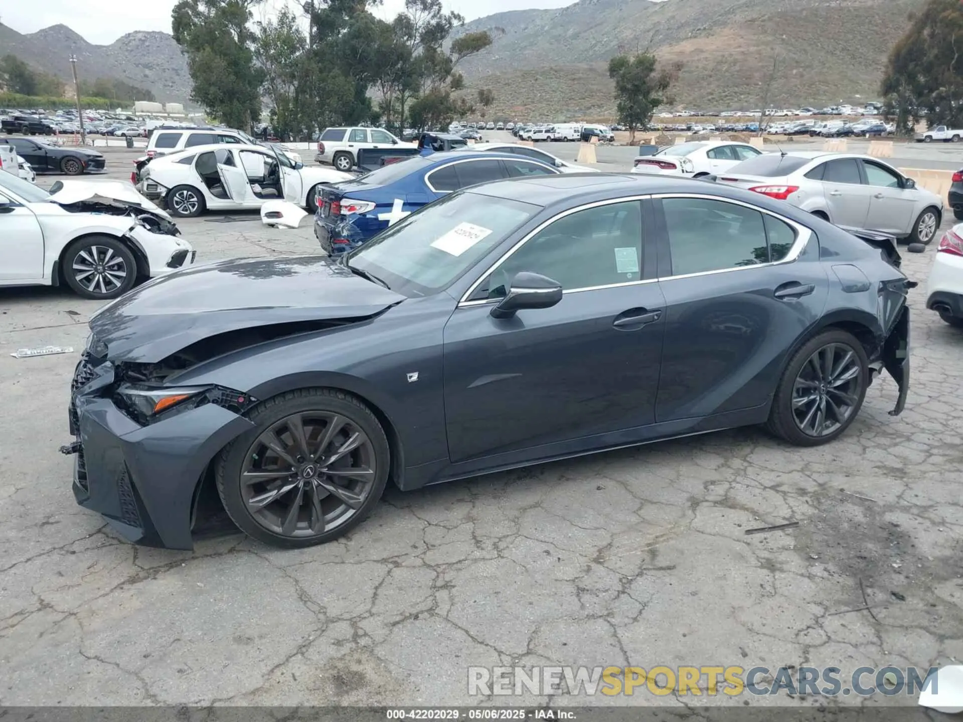 14 fotografías del automóvil dañado JTHGZ1B28M5044280 LEXUS IS 350 2021