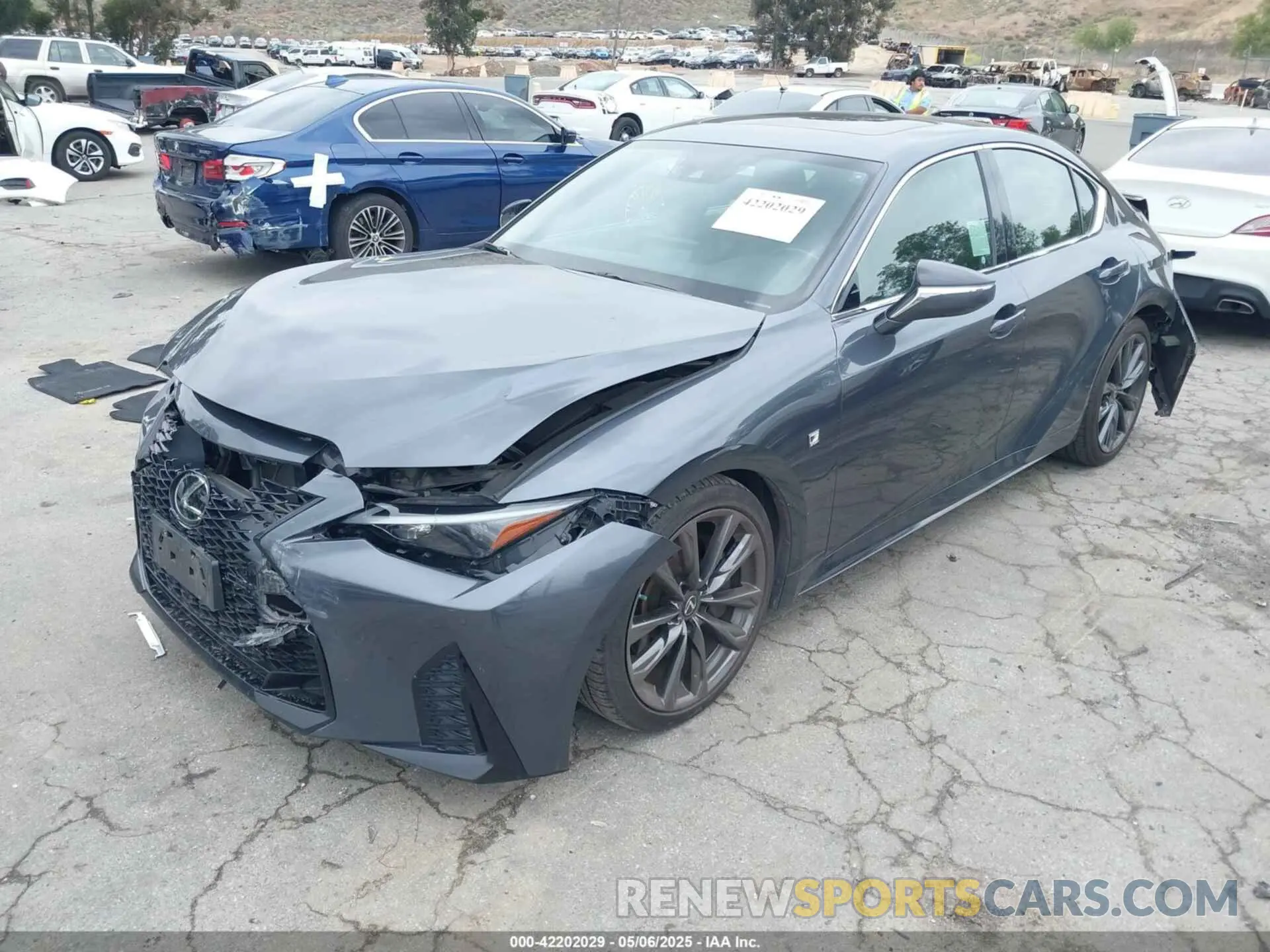 2 fotografías del automóvil dañado JTHGZ1B28M5044280 LEXUS IS 350 2021