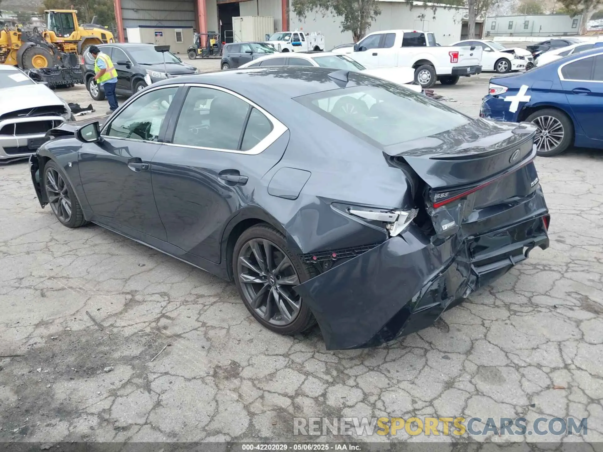 3 fotografías del automóvil dañado JTHGZ1B28M5044280 LEXUS IS 350 2021