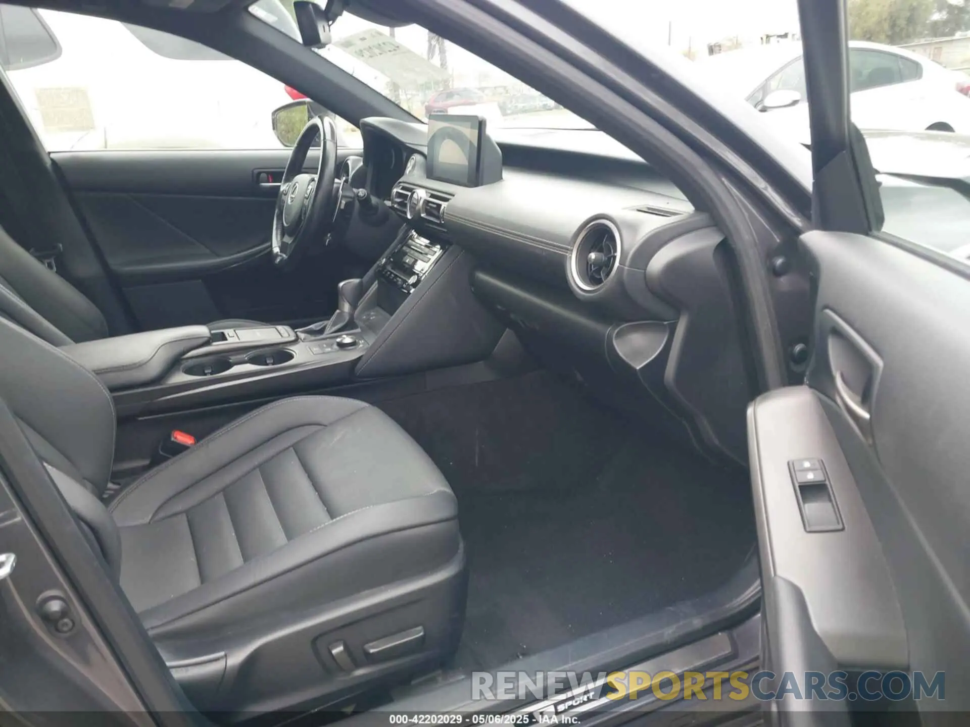 5 fotografías del automóvil dañado JTHGZ1B28M5044280 LEXUS IS 350 2021