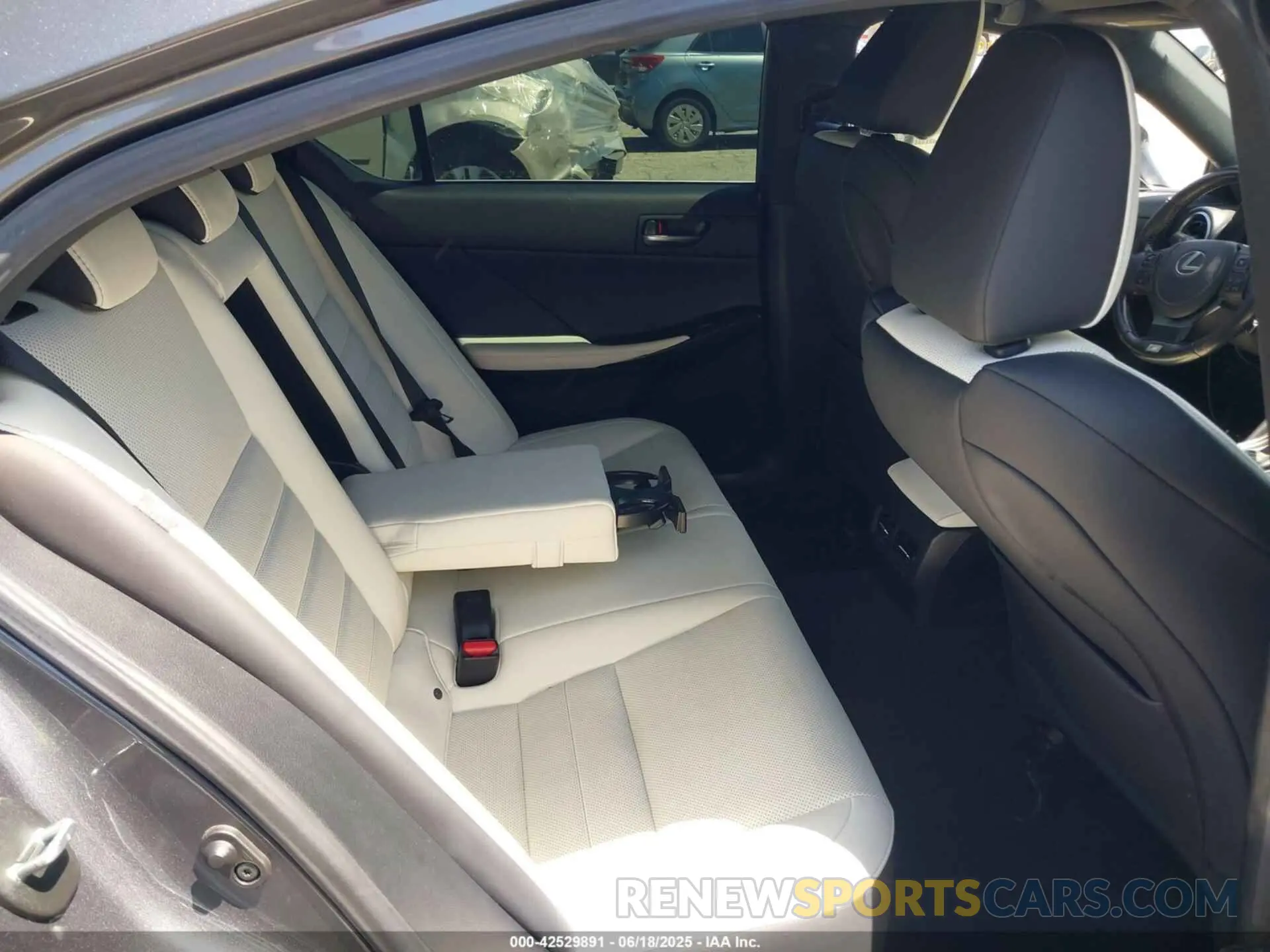 8 fotografías del automóvil dañado JTHGZ1B2XM5042188 LEXUS IS 350 2021