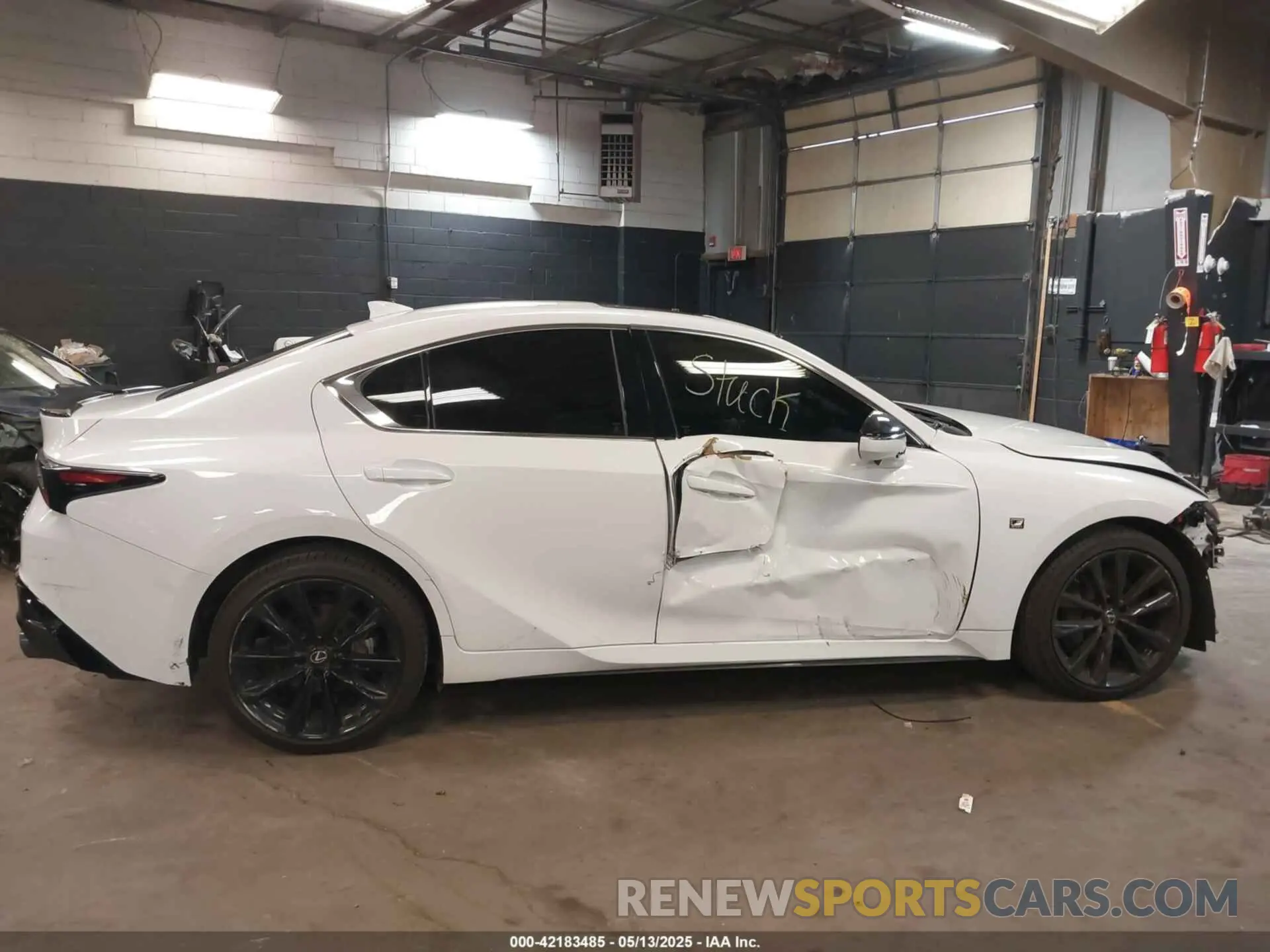 13 fotografías del automóvil dañado JTHGZ1E20M5021250 LEXUS IS 350 2021