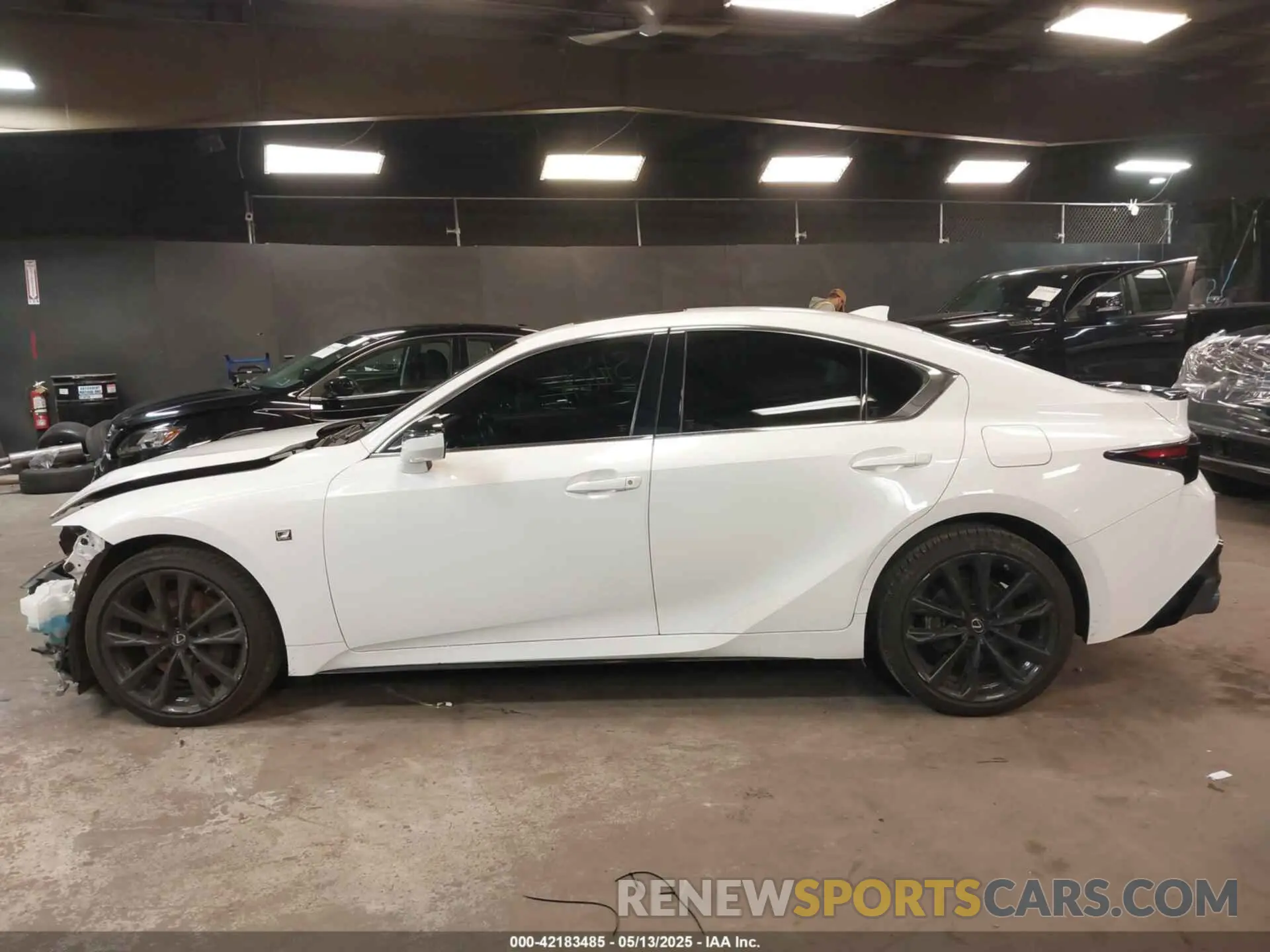 14 fotografías del automóvil dañado JTHGZ1E20M5021250 LEXUS IS 350 2021