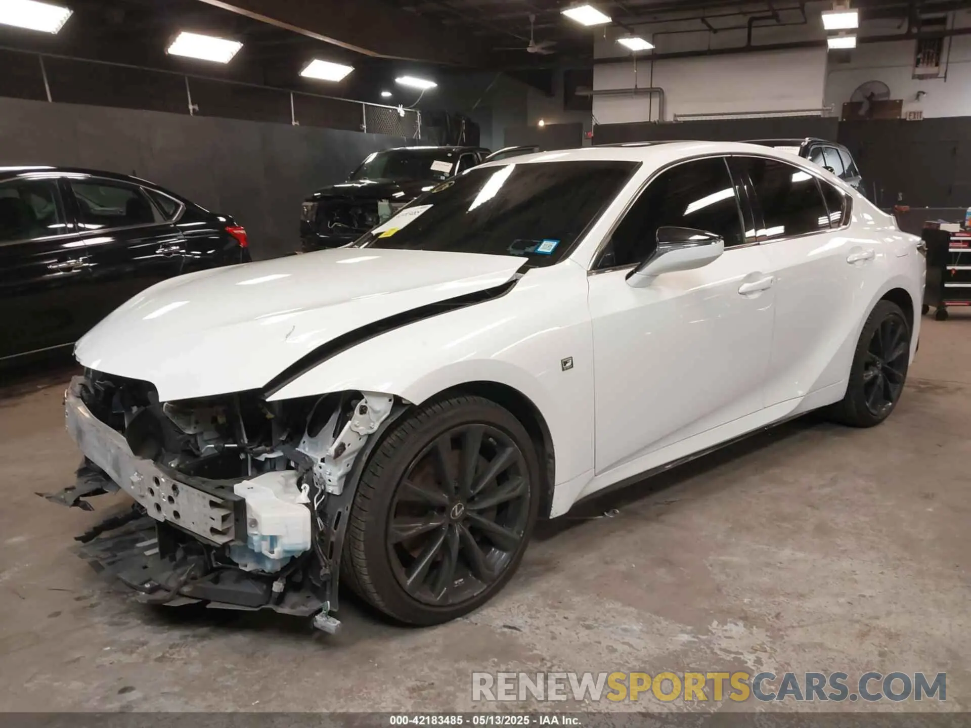 2 fotografías del automóvil dañado JTHGZ1E20M5021250 LEXUS IS 350 2021