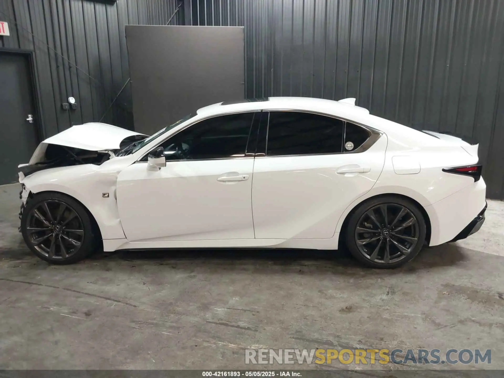 14 fotografías del automóvil dañado JTHGZ1E21M5020060 LEXUS IS 350 2021