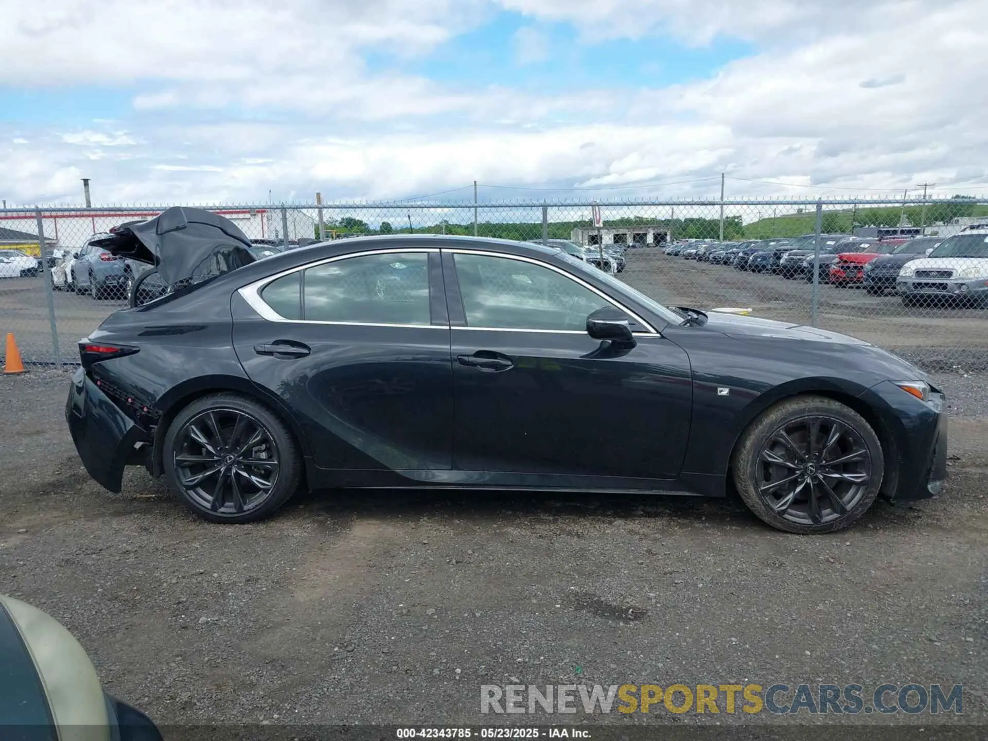 13 fotografías del automóvil dañado JTHGZ1E29M5021537 LEXUS IS 350 2021