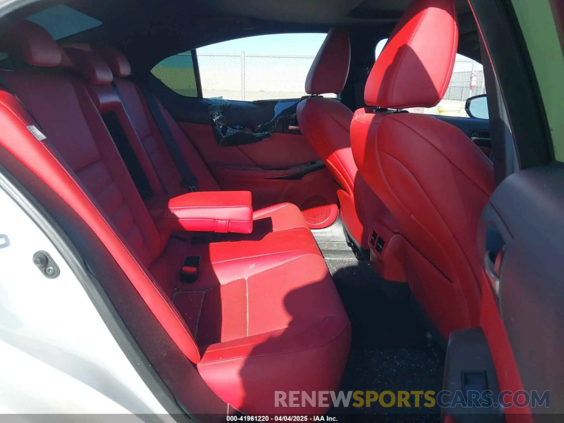 8 fotografías del automóvil dañado JTHGZ1E29M5022574 LEXUS IS 350 2021