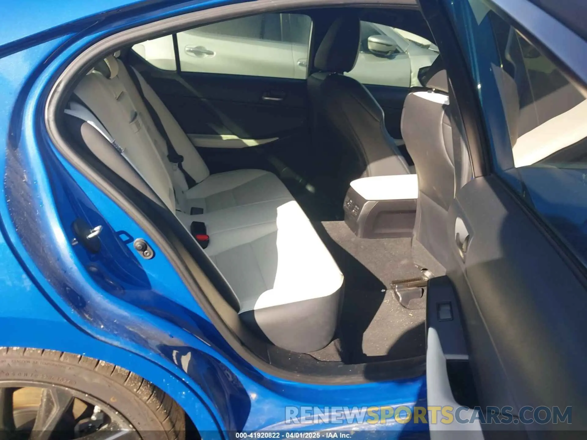 8 fotografías del automóvil dañado JTHGZ1B20N5049510 LEXUS IS 350 2022