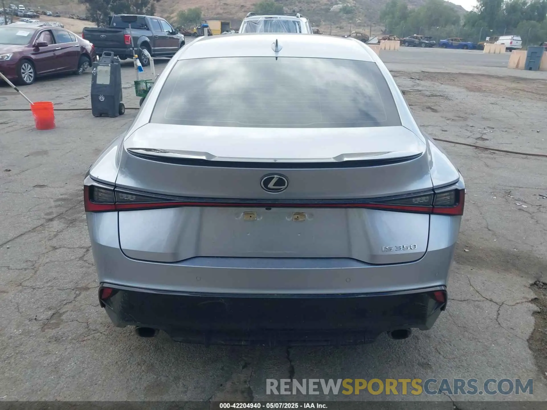 16 fotografías del automóvil dañado JTHGZ1B22N5050383 LEXUS IS 350 2022