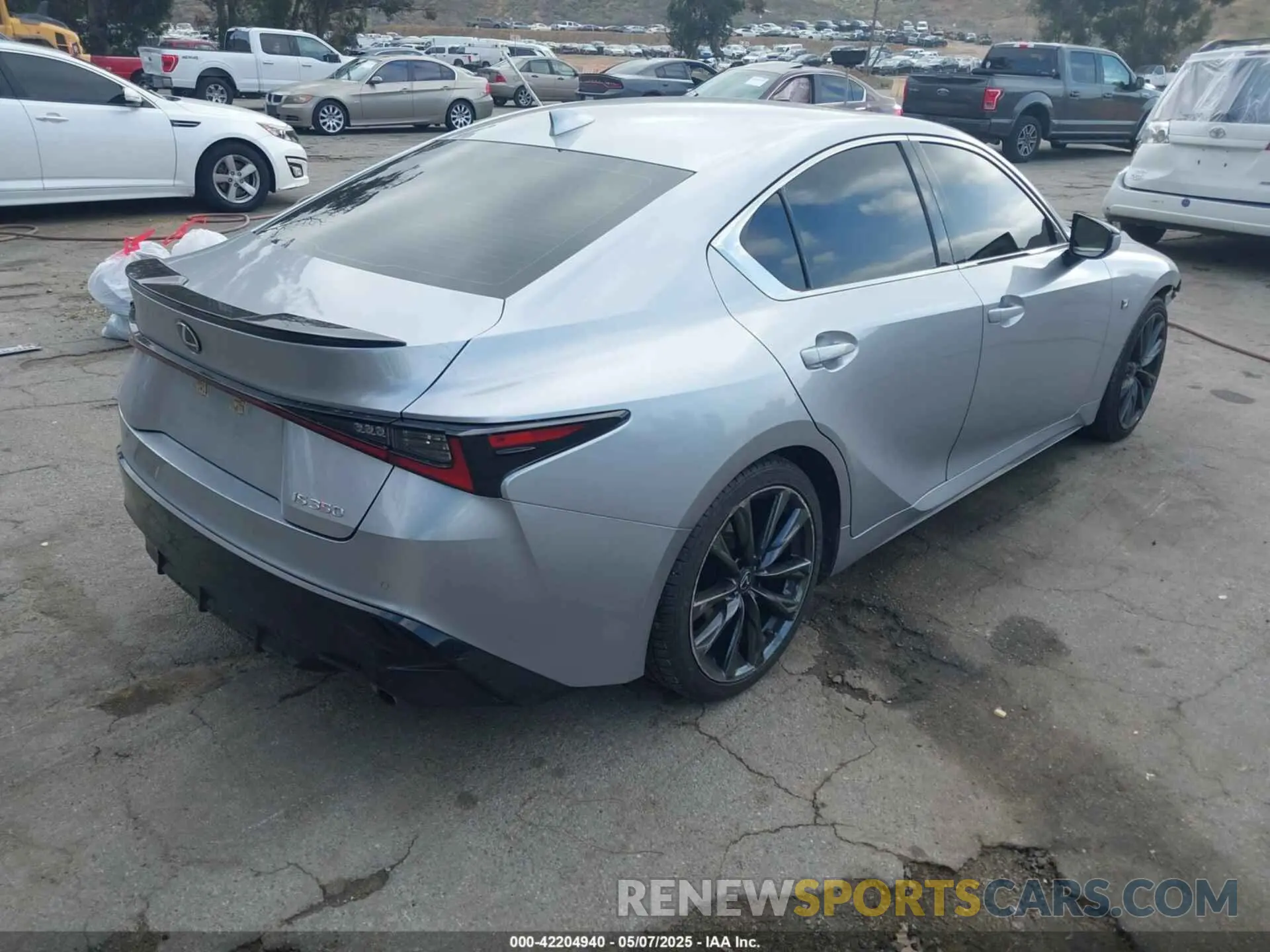 4 fotografías del automóvil dañado JTHGZ1B22N5050383 LEXUS IS 350 2022