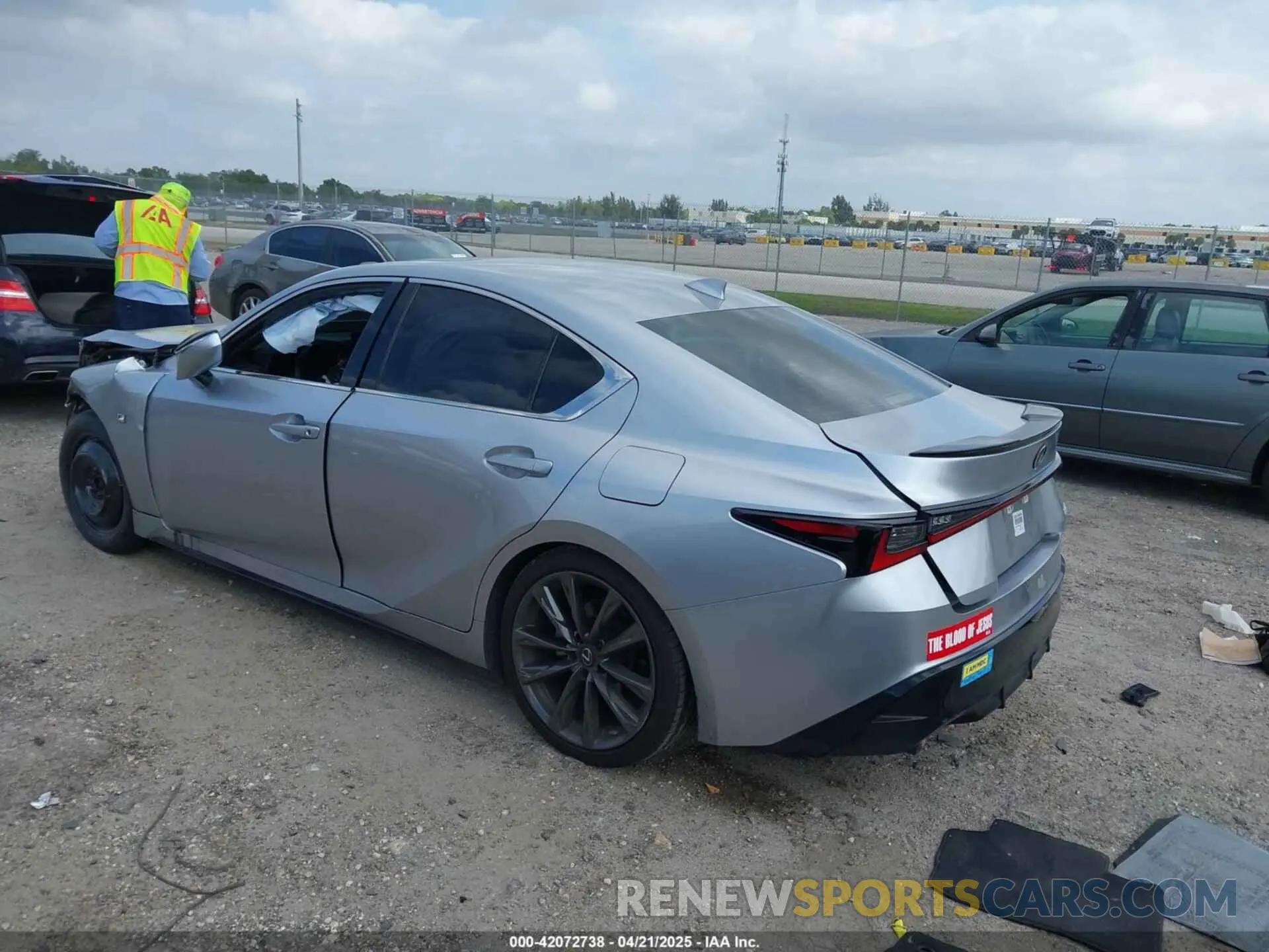 3 fotografías del automóvil dañado JTHGZ1B24N5049106 LEXUS IS 350 2022