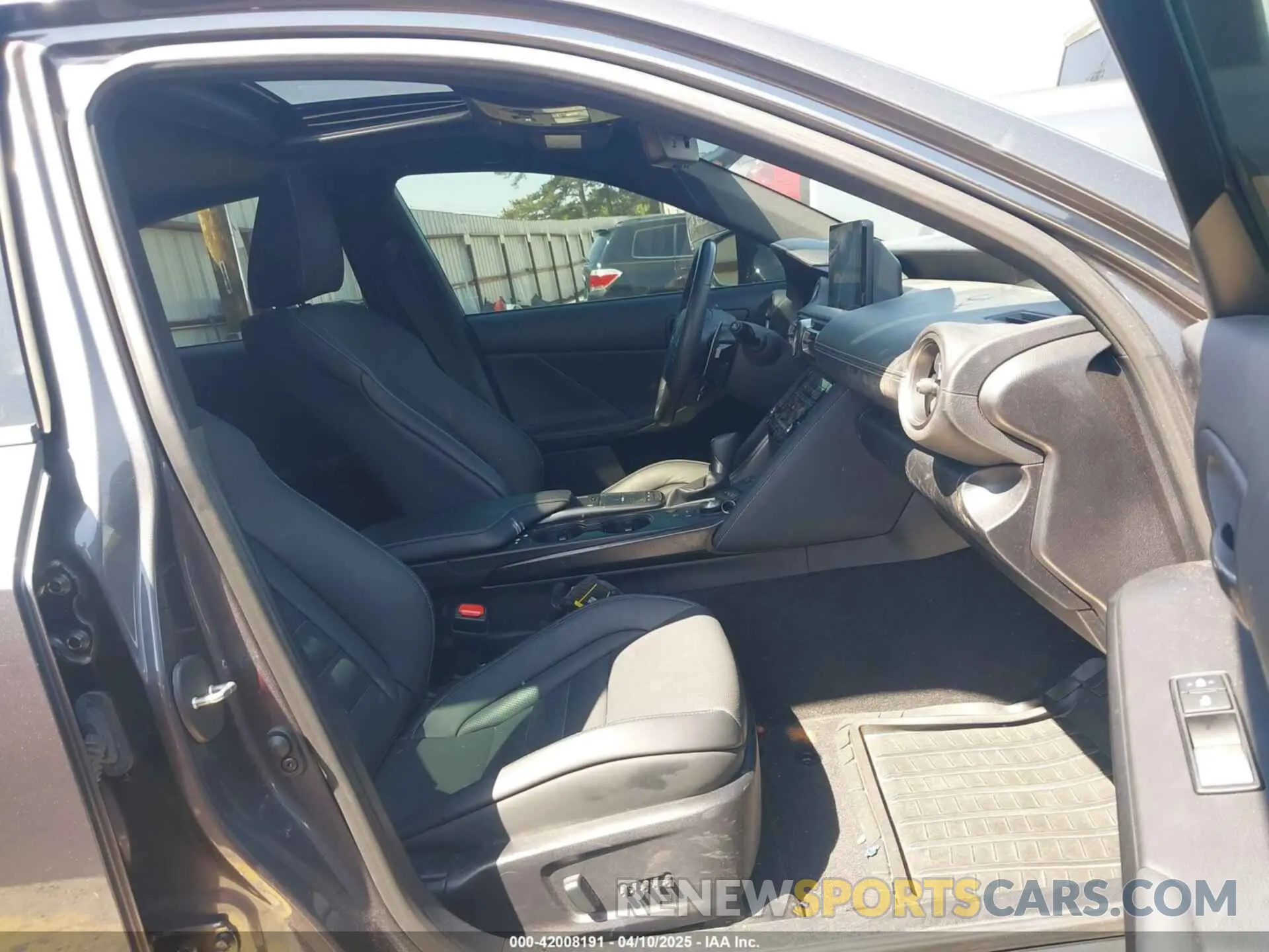 5 fotografías del automóvil dañado JTHGZ1B24N5051969 LEXUS IS 350 2022