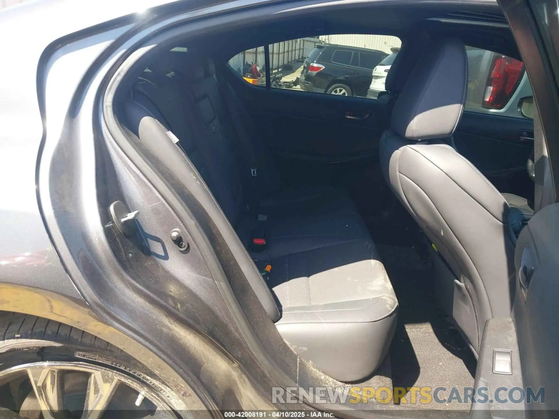 8 fotografías del automóvil dañado JTHGZ1B24N5051969 LEXUS IS 350 2022