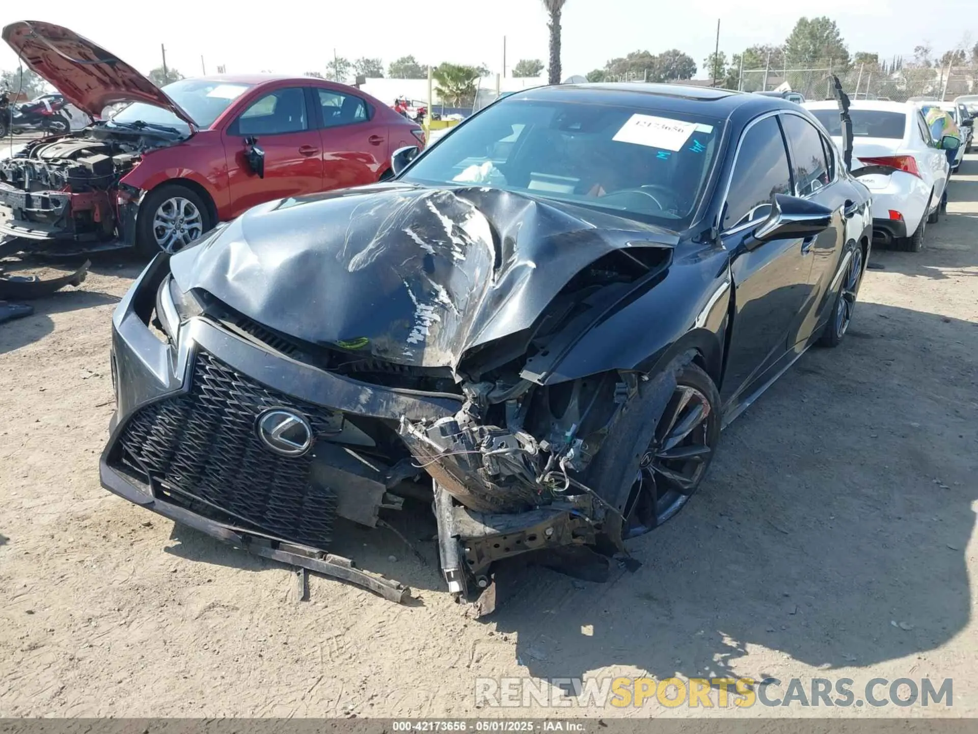 2 fotografías del automóvil dañado JTHGZ1B24N5052989 LEXUS IS 350 2022