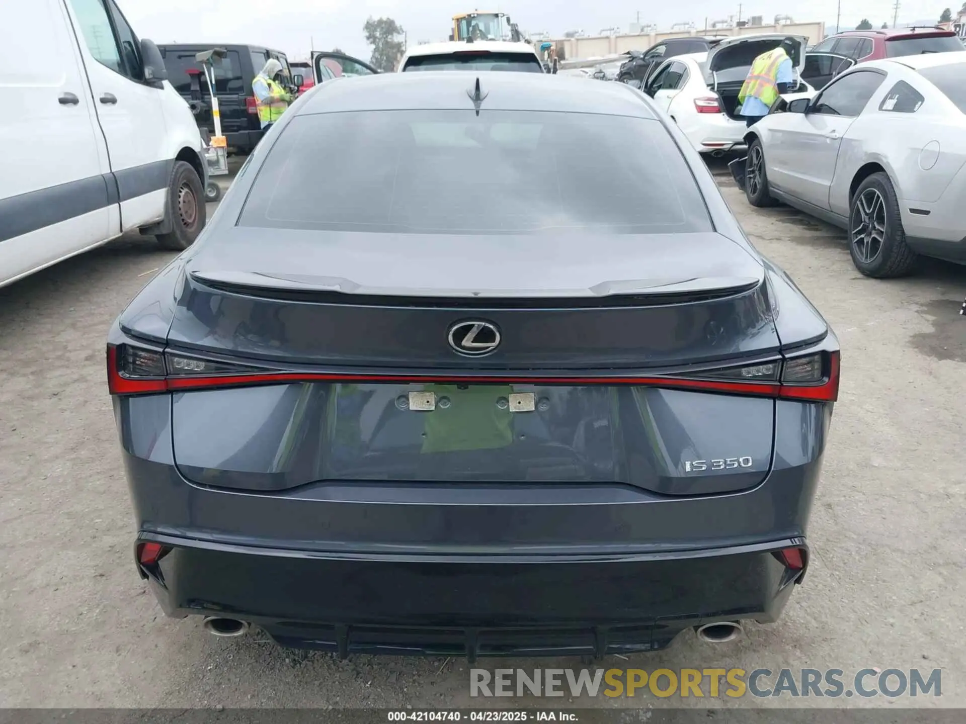 16 fotografías del automóvil dañado JTHGZ1B24N5055987 LEXUS IS 350 2022