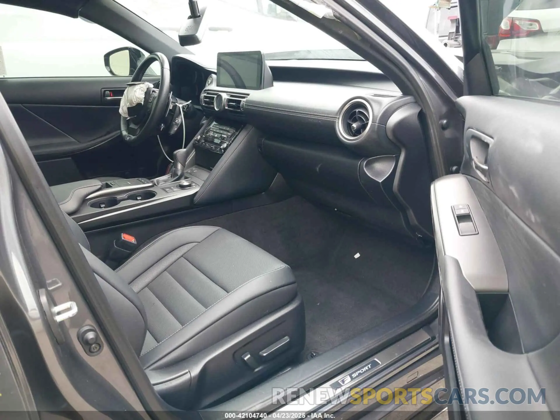 5 fotografías del automóvil dañado JTHGZ1B24N5055987 LEXUS IS 350 2022