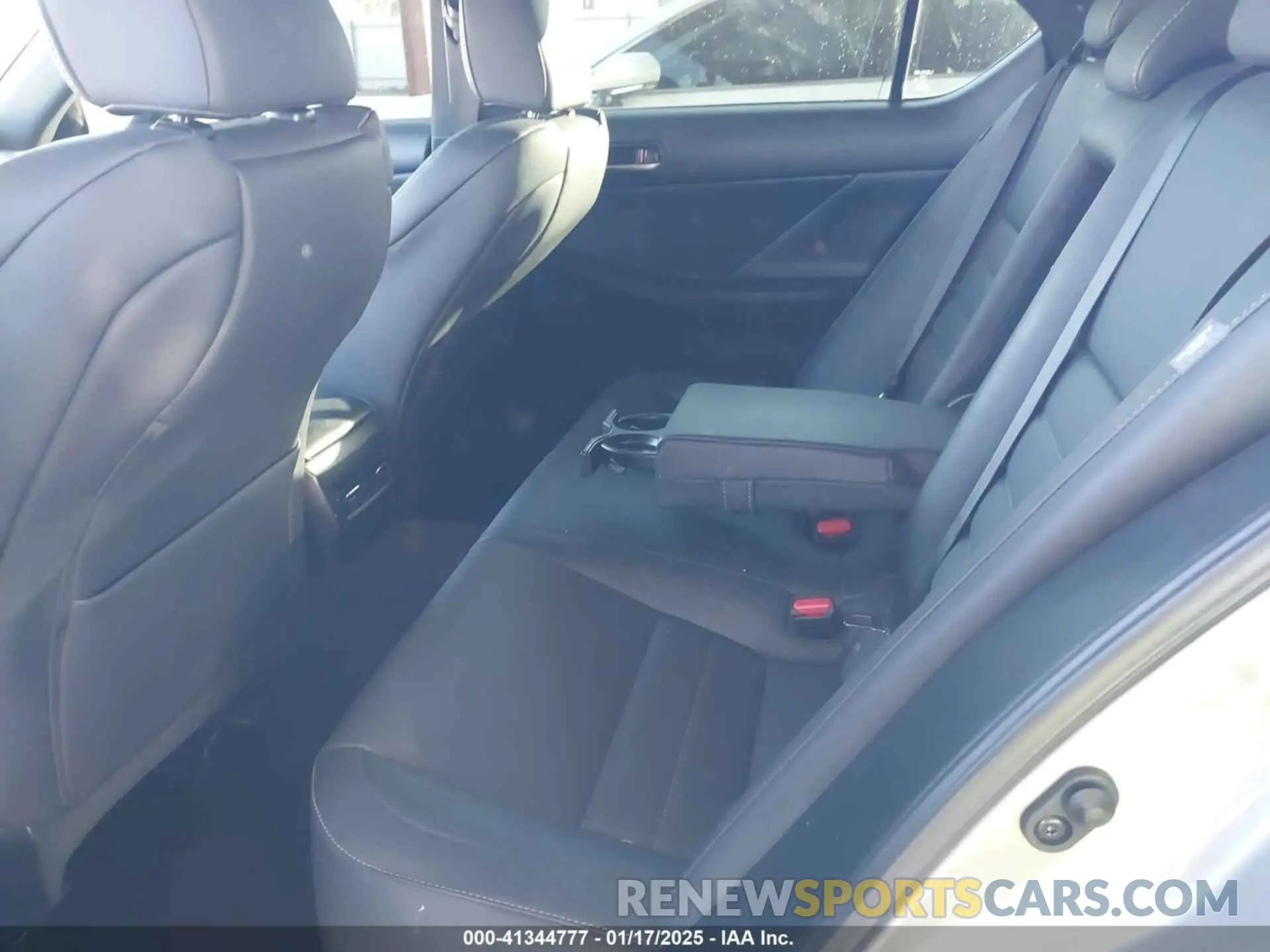 8 fotografías del automóvil dañado JTHGZ1B25N5049728 LEXUS IS 350 2022