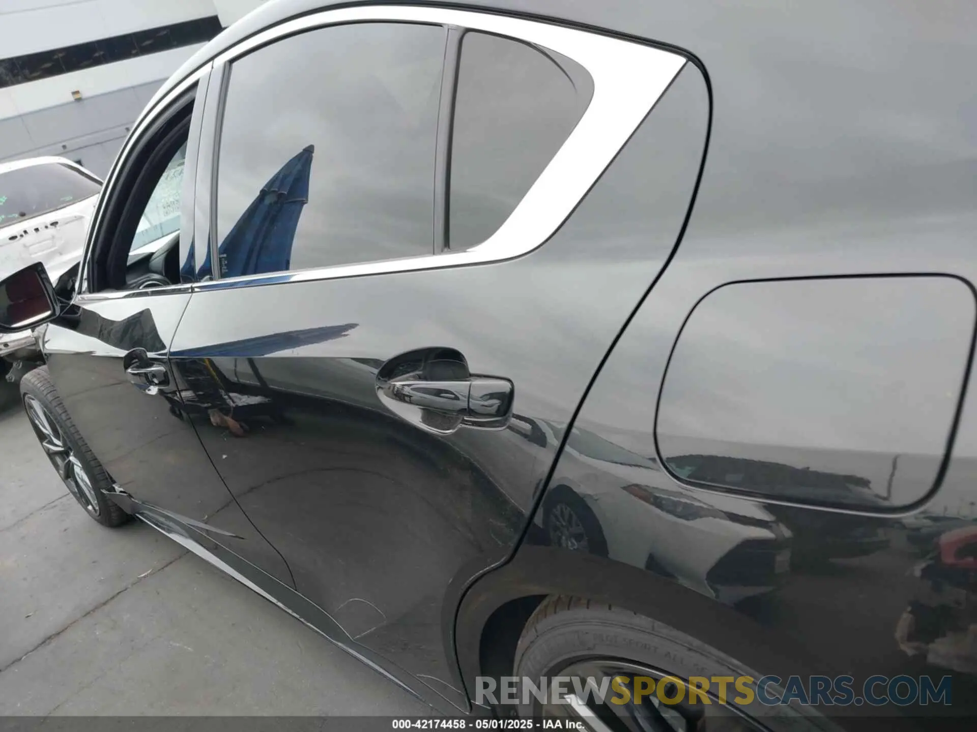 14 fotografías del automóvil dañado JTHGZ1B25N5049860 LEXUS IS 350 2022